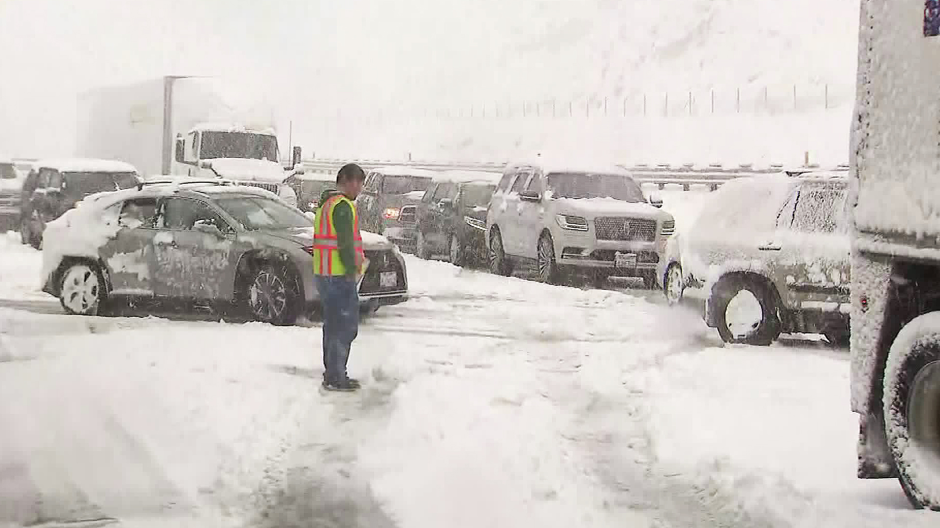 Snow shut down the Grapevine on Nov. 28, 2019. (Credit: KTLA)