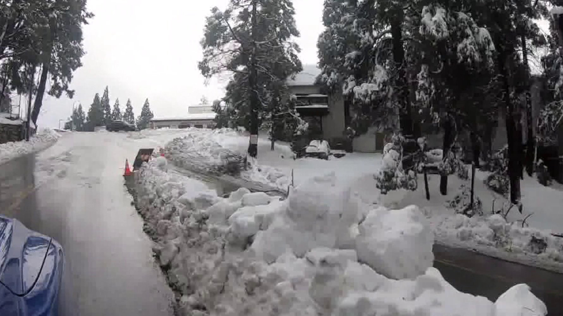 Piles of snow line a road in Lake Arrowhead on Dec. 1, 2019. (Credit: KTLA)