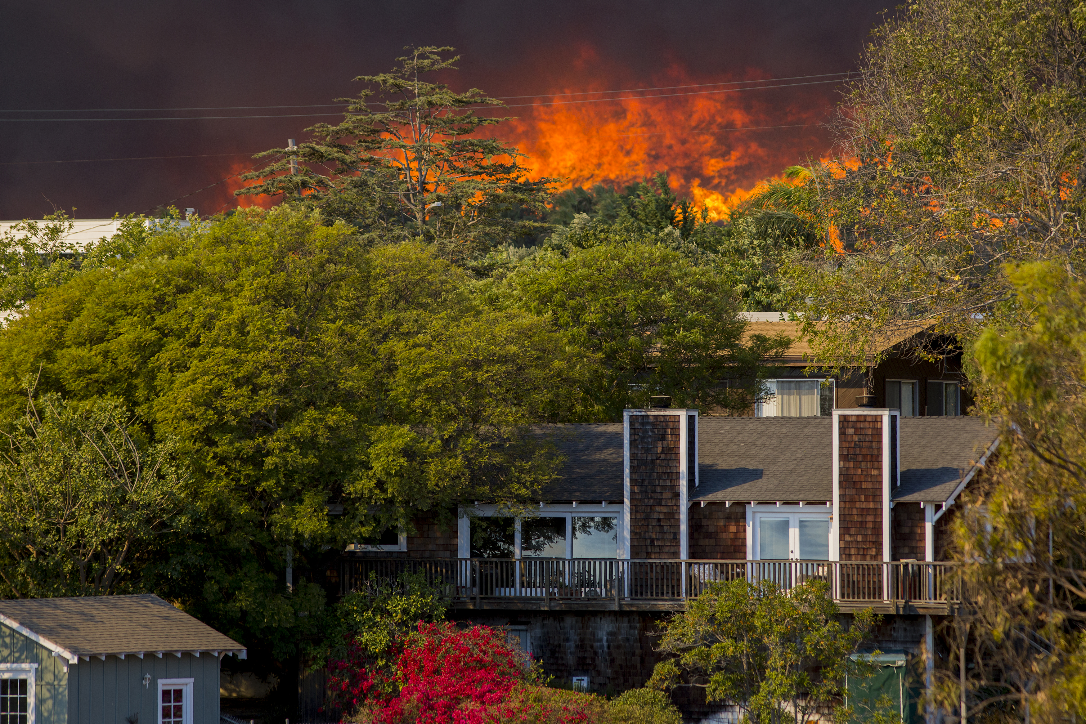 The Woolsey Fire approaches homes on Nov. 9, 2018 in Malibu. (Credit: David McNew/Getty Images)