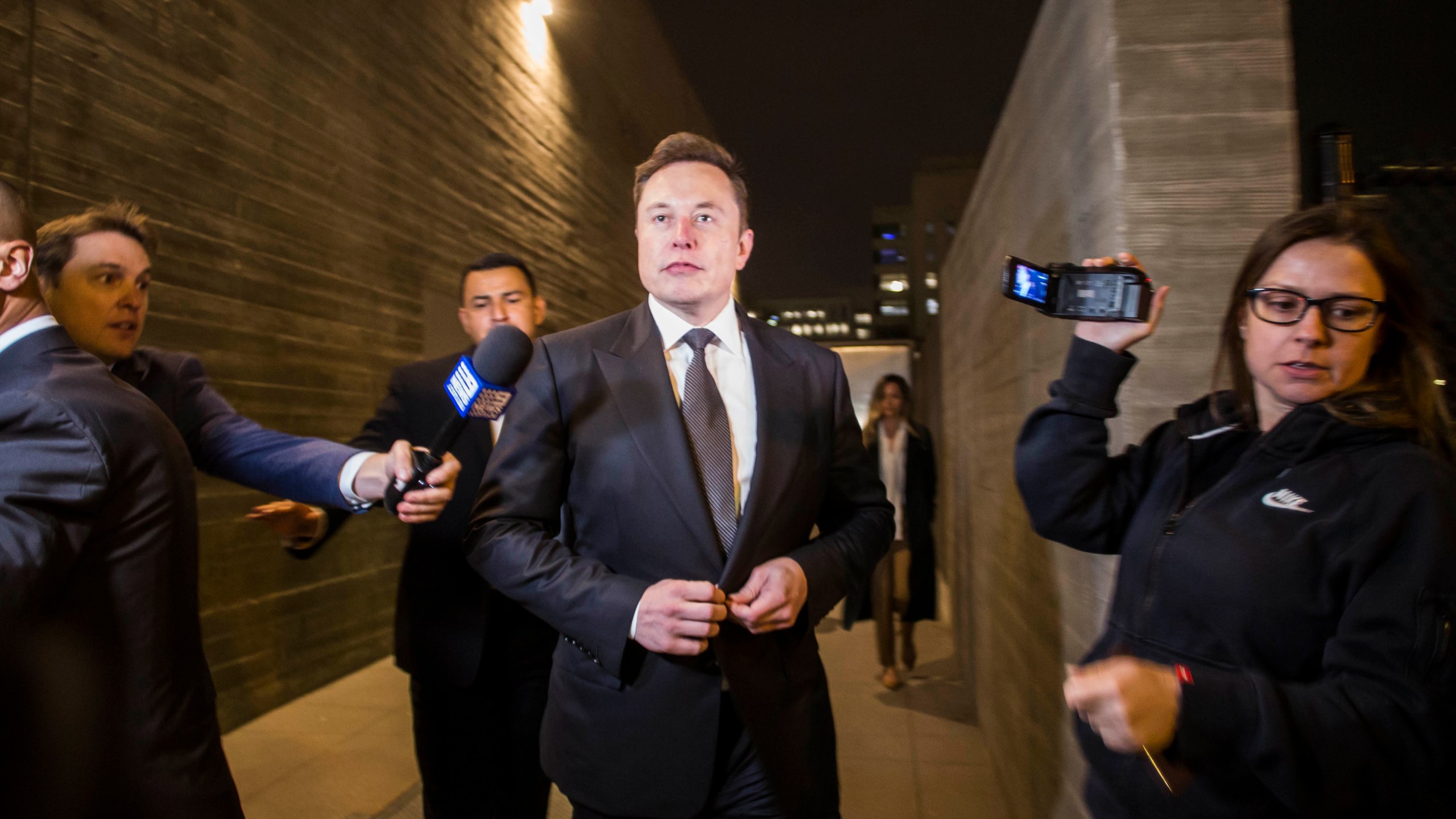 Elon Musk leaves a federal courthouse in Los Angeles through a back door on Dec. 3, 2019. (Credit: Apu Gomes / Getty Images)