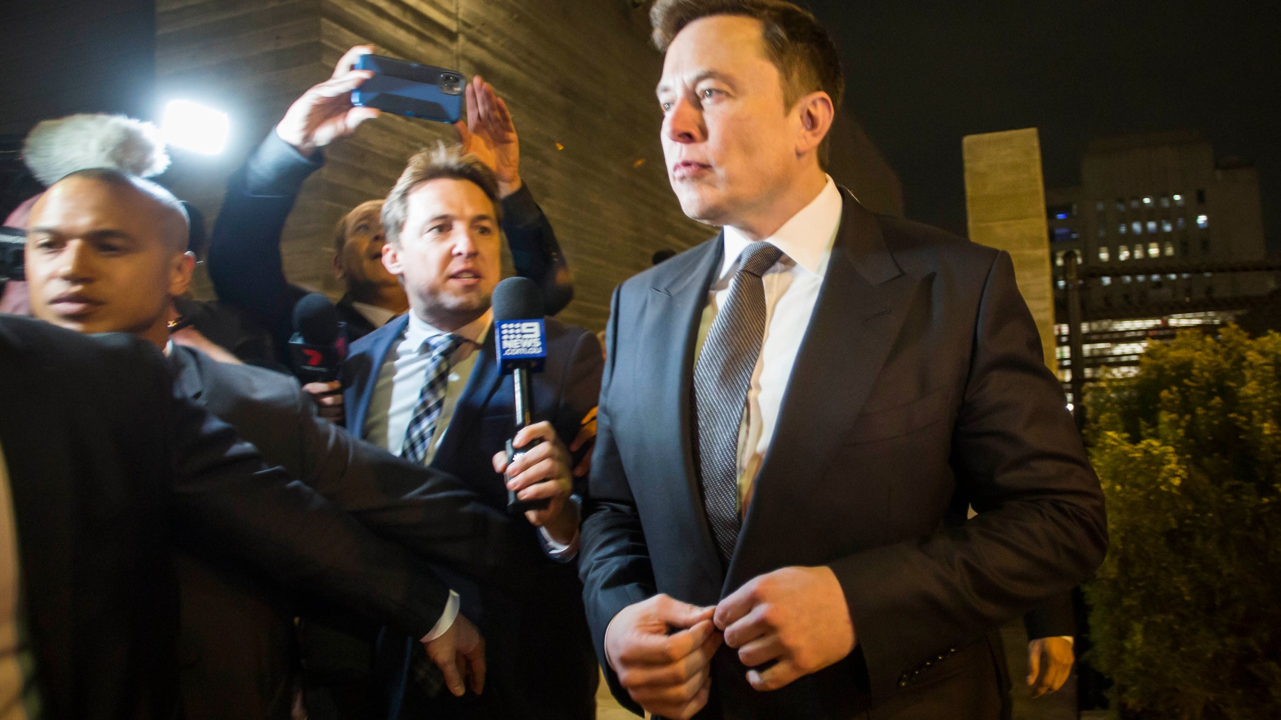 Elon Musk leaves a federal courthouse in Los Angeles through a back door on Dec. 3, 2019. (Credit: Apu Gomes / Getty Images)