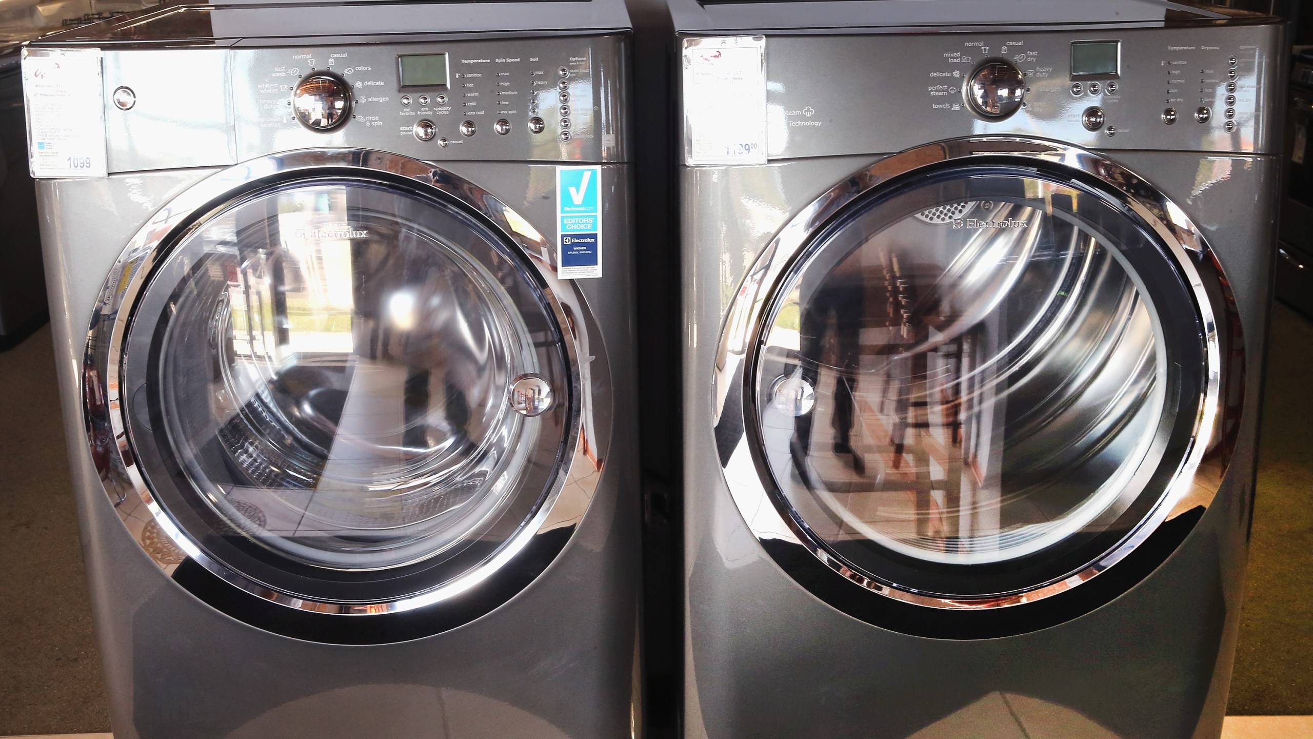 This file photo shows a washer and dryer at an appliance store on Sept. 8, 2014, in Chicago, Illinois. (Credit: Scott Olson/Getty Images)