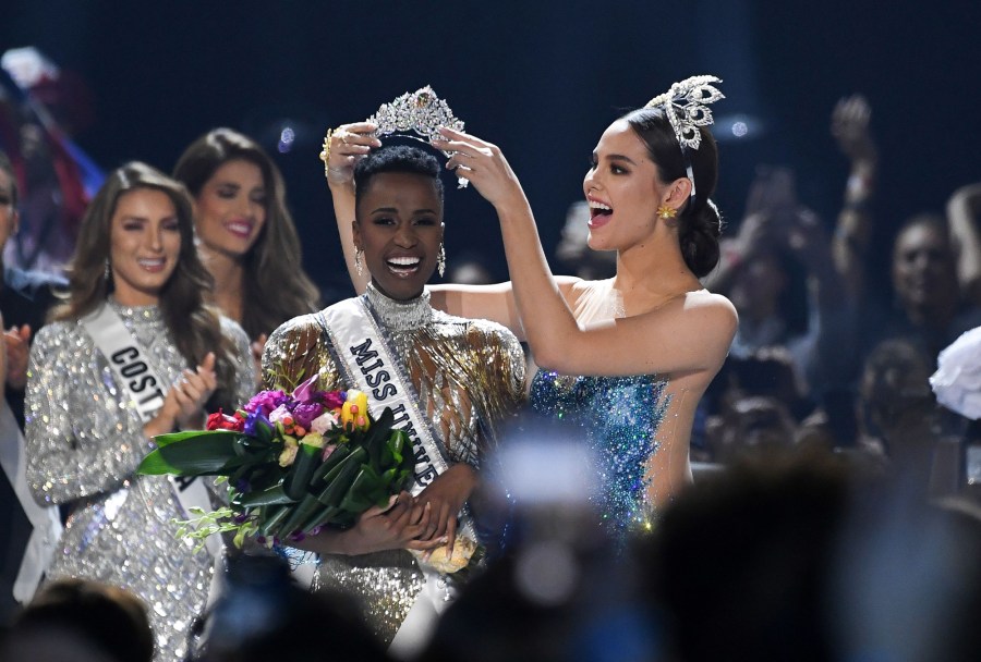 Miss Universe 2018 Philippines crowns the new Miss Universe 2019 Zozibini Tunzi (Credit: VALERIE MACON/Getty )