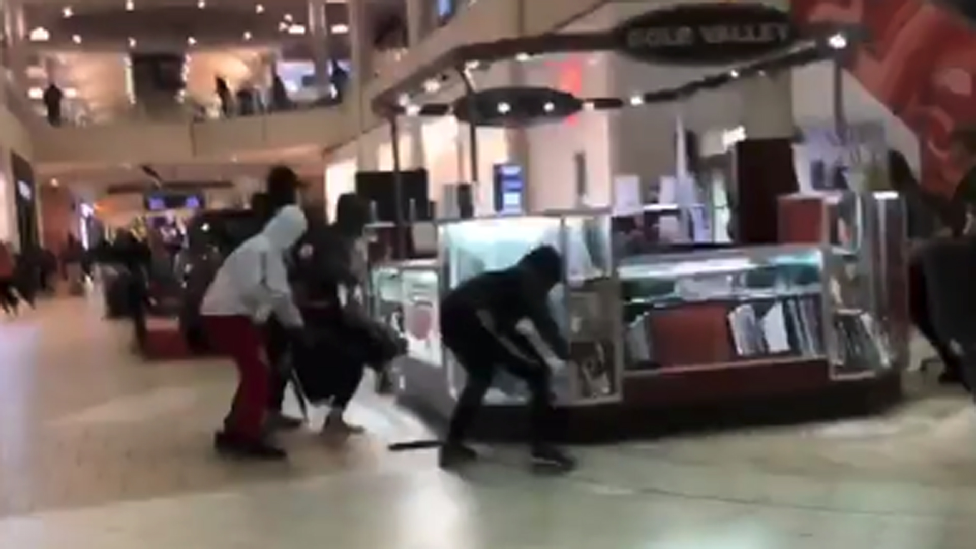 A group of robbers caused a panic when they smashed open display cases with hammers at the Shops at Montebello on Dec. 23, 2019. (Credit: Sebastian Molina)