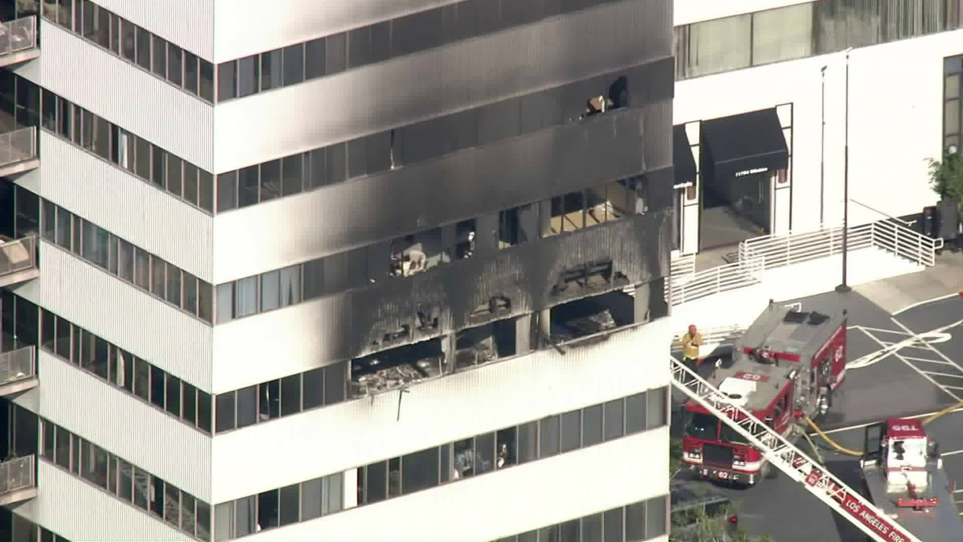 The side of a high-rise apartment in the Brentwood area is blackened after a fire on Jan. 29, 2020. (Credit: KTLA)