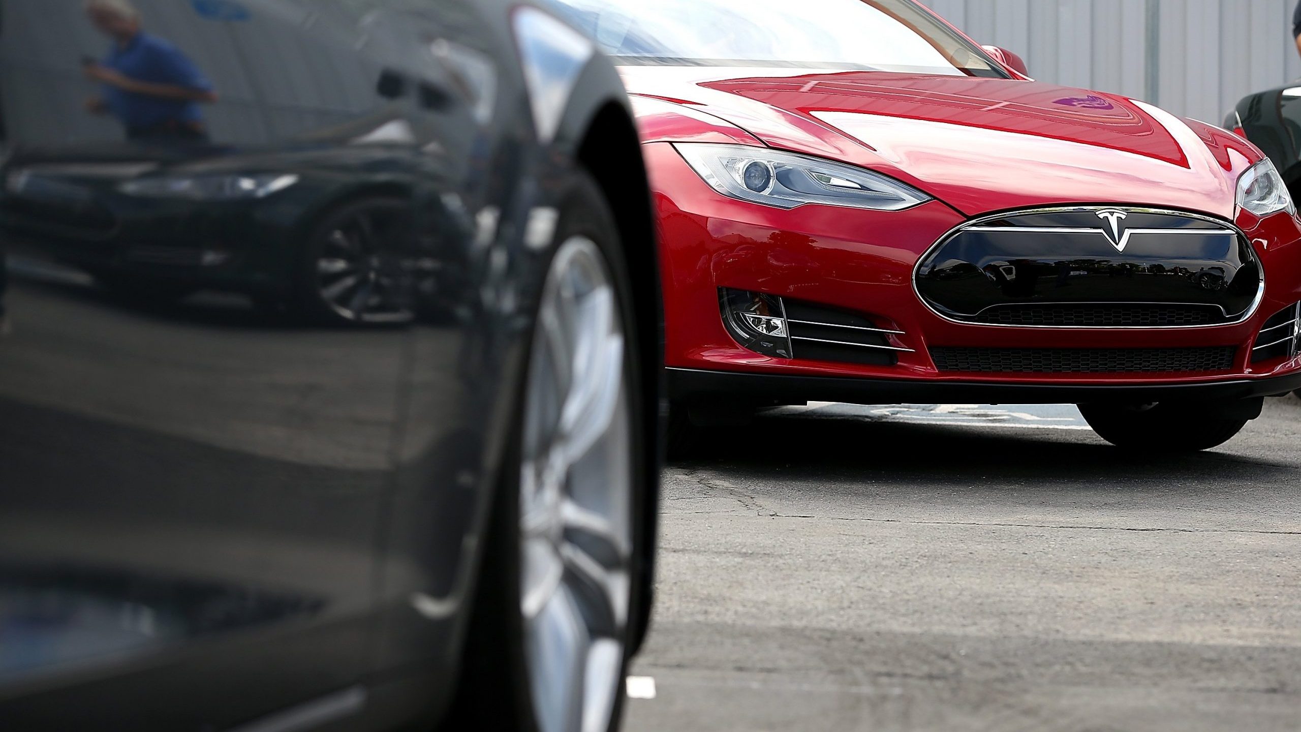 Tesla Model S sedans are seen parked in front of the Tesla Factory on Aug. 16, 2013 in Fremont. (Credit: Justin Sullivan/Getty Images)