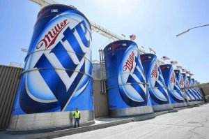 Edward Gharavi stands next to a 60-foot-tall tank containing 80,000 gallons of beer at the MillerCoors brewery in Irwindale in 2014. (Credit: Mel Melcon / Los Angeles Times)