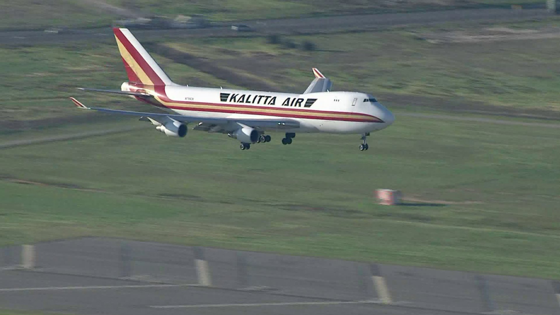 U.S. evacuees from China lands at March Air Reserve Base near Riverside on Jan. 29, 2020 after refueling and passenger screenings in Alaska. (Credit: Sky5)