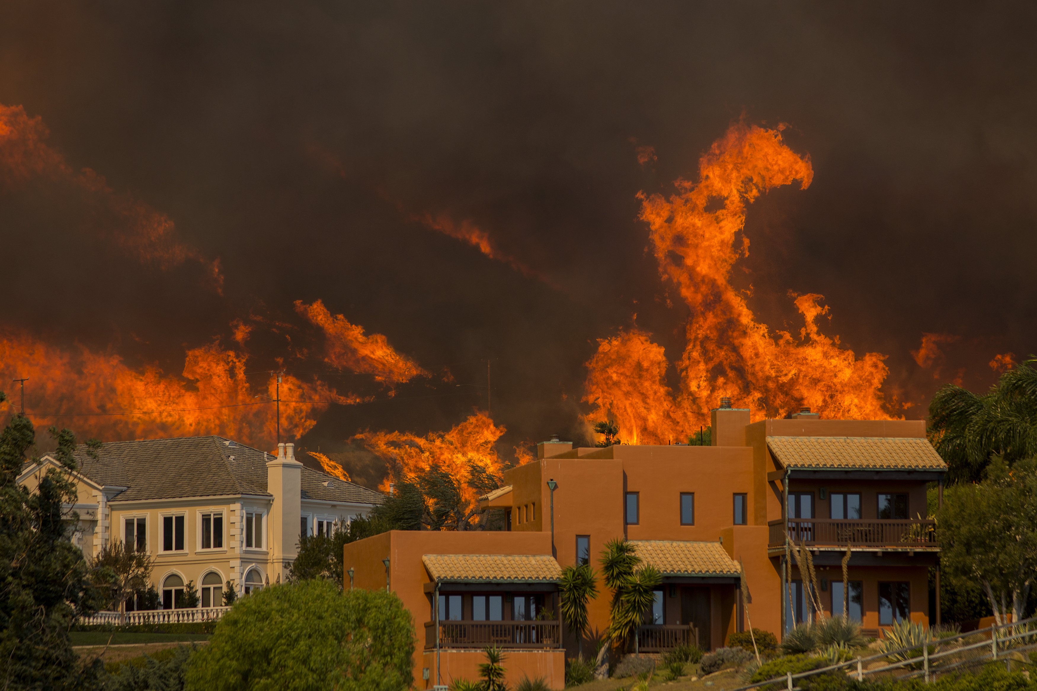 The Woolsey Fire approaches homes in Malibu on Nov. 9, 2018. (David McNew / Getty Images)