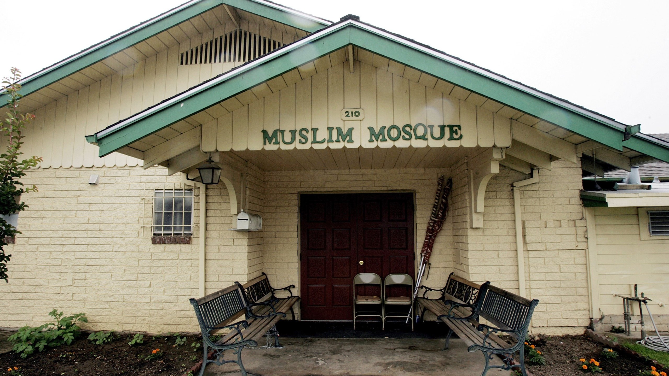 The mosque in Lodi where FBI agents arrested Hamid Hayat is seen on June 8, 2005. (Credit: David Paul Morris / Getty Images)