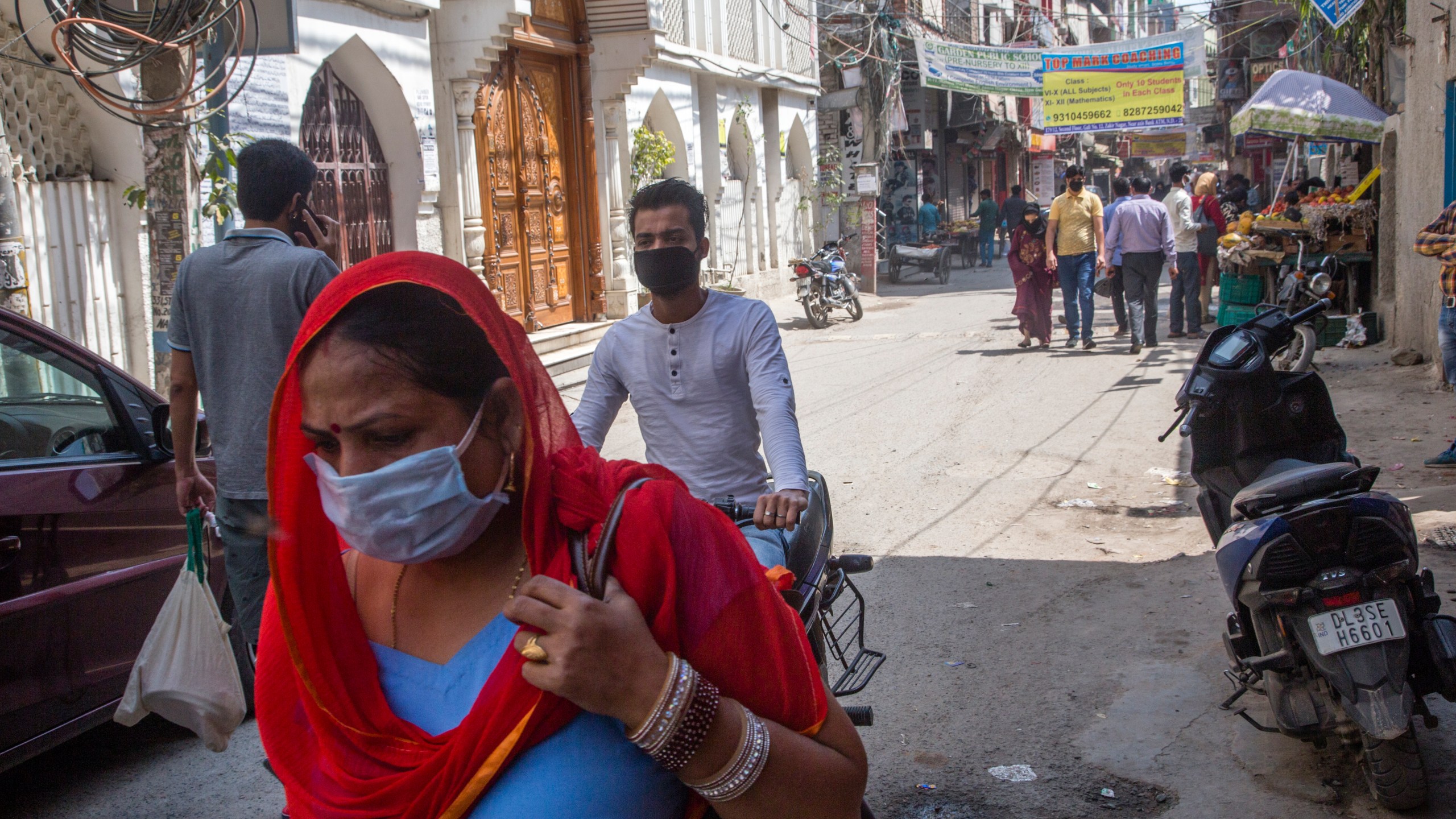 People buy essential commodities in a market amid a lockdown order by Delhi's government as a preventive measure against the COVID-19 on March 23, 2020 in New Delhi, India. (Yawar Nazir/Getty Images)