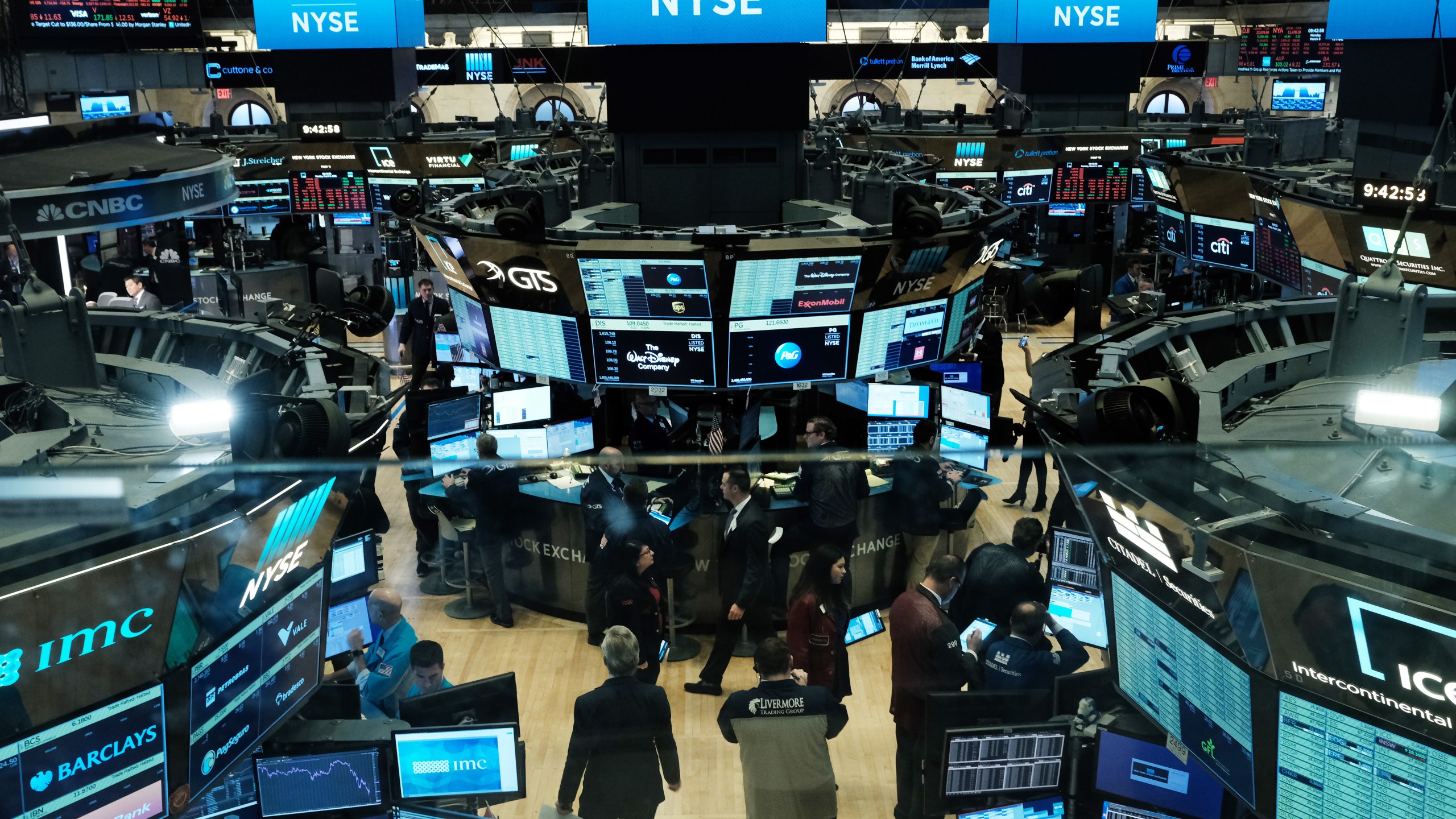 Traders work on the floor of the New York Stock Exchange (NYSE) on March 9, 2020 in New York City. (Spencer Platt/Getty Images)