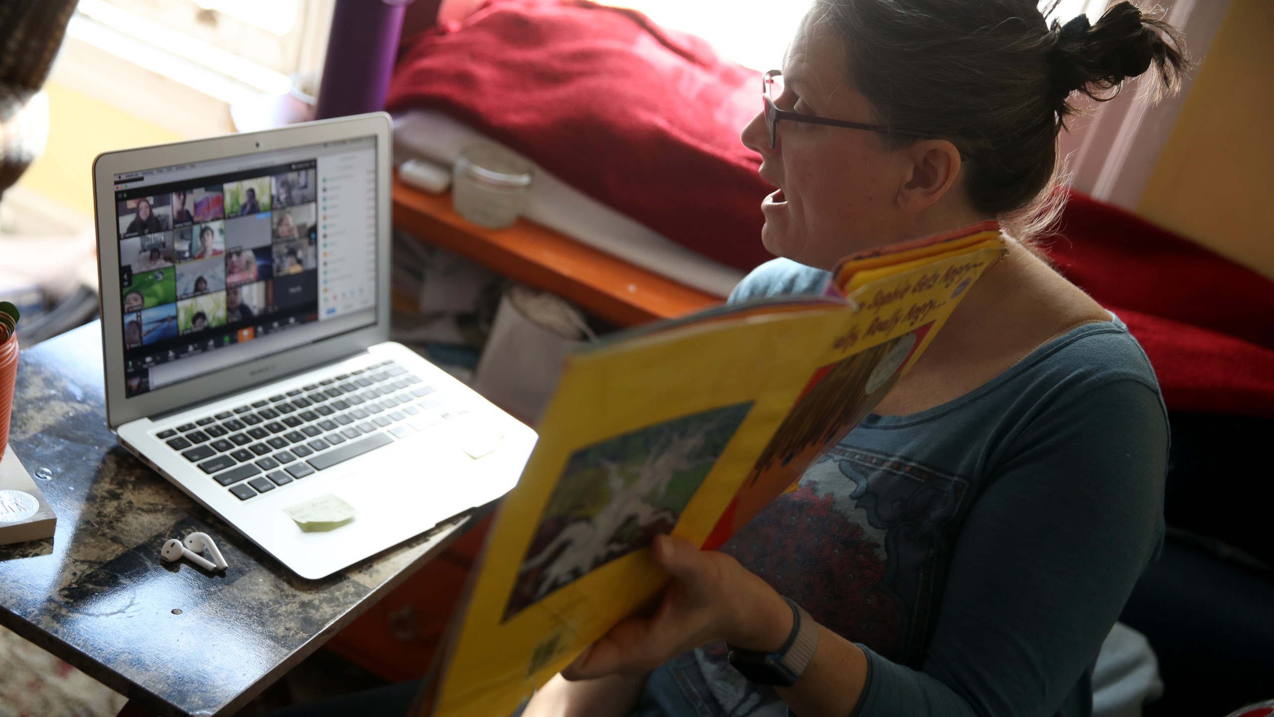 Leanne Francis, first grade teacher at Harvey Milk Civil Rights Academy, conducts an online class from her living room on March 20, 2020 in San Francisco, California. (Justin Sullivan/Getty Images)