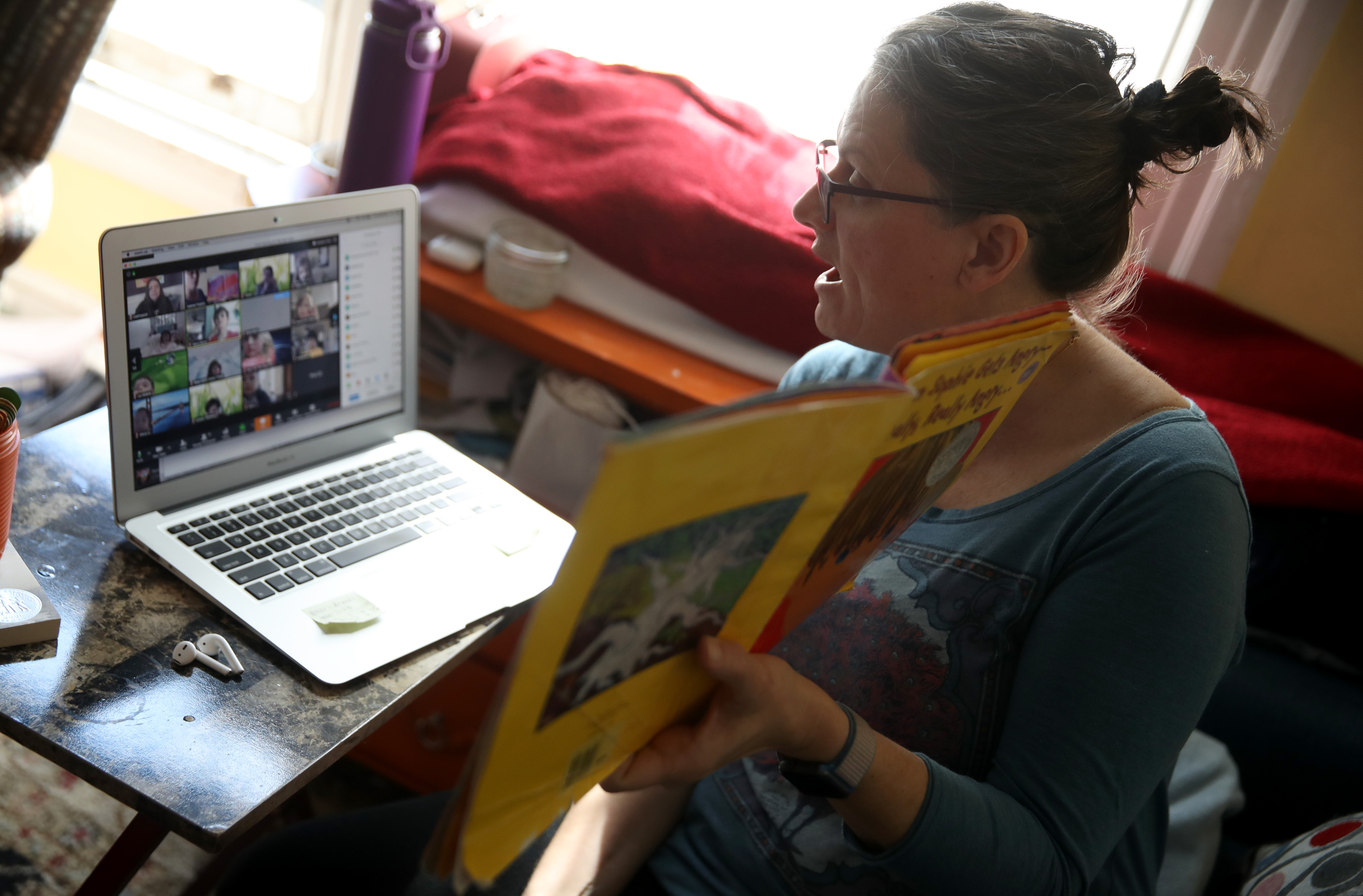 Leanne Francis, first grade teacher at Harvey Milk Civil Rights Academy, conducts an online class from her living room on March 20, 2020 in San Francisco, California. (Justin Sullivan/Getty Images)