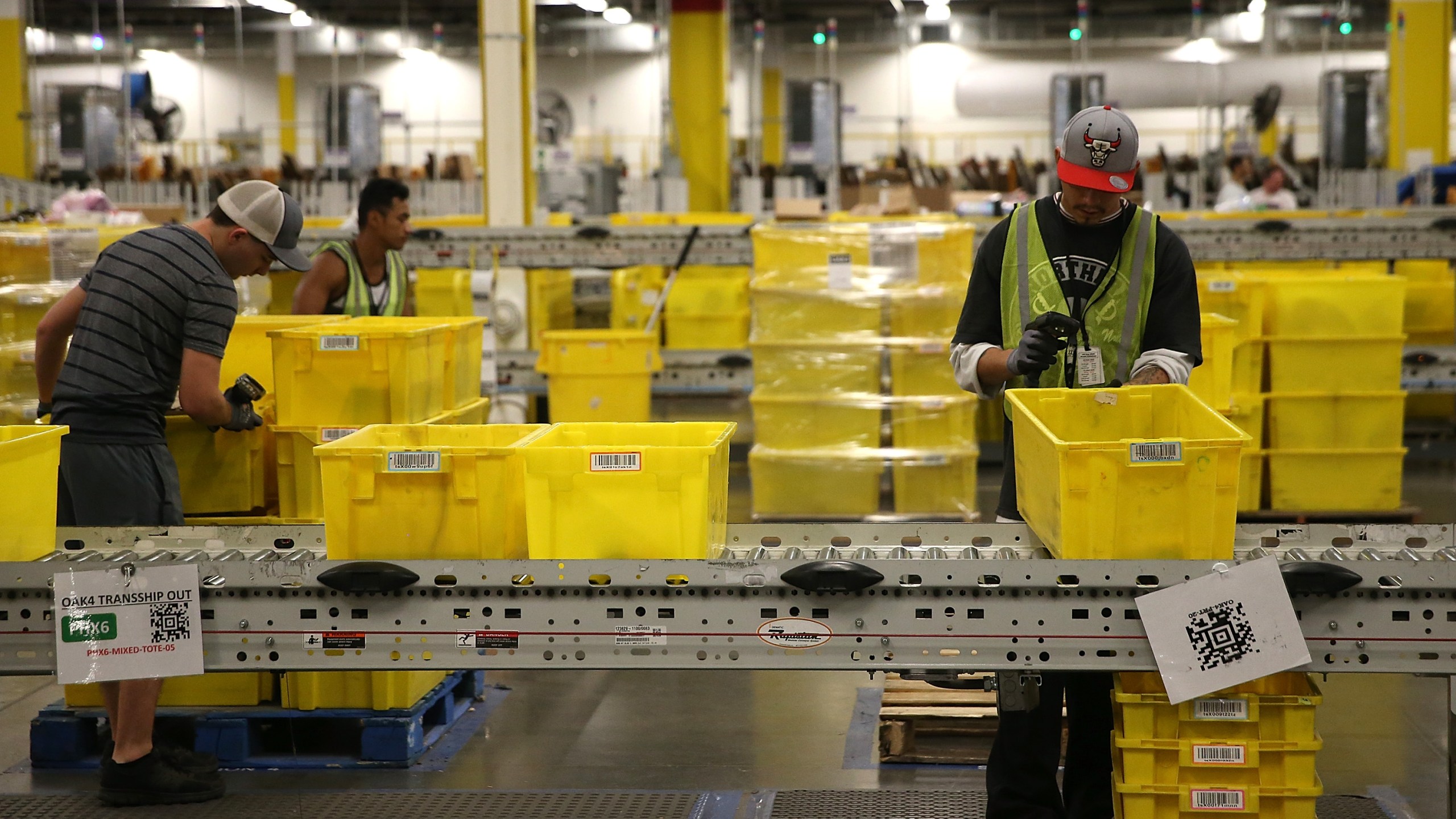 Amazon workers pack orders at an Amazon fulfillment center on Jan. 20, 2015, in Tracy, California. (Justin Sullivan/Getty Images)