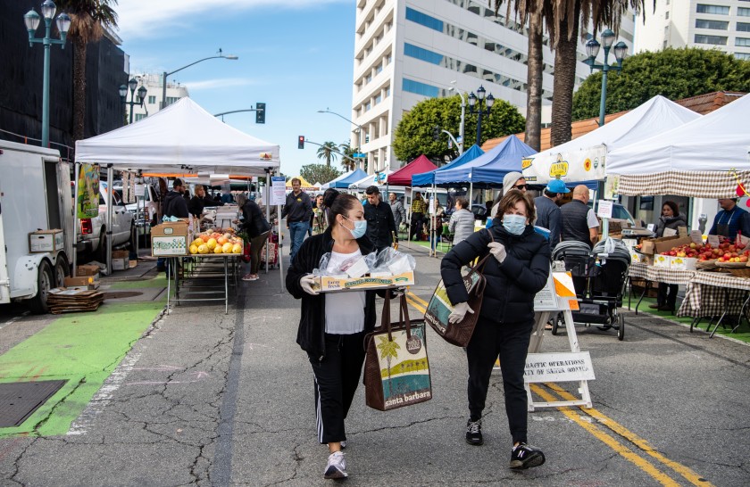 Shoppers at the Santa Monica Farmers Market wear masks on March 18, 2020. (Credit: Mariah Tauger / Los Angeles Times)