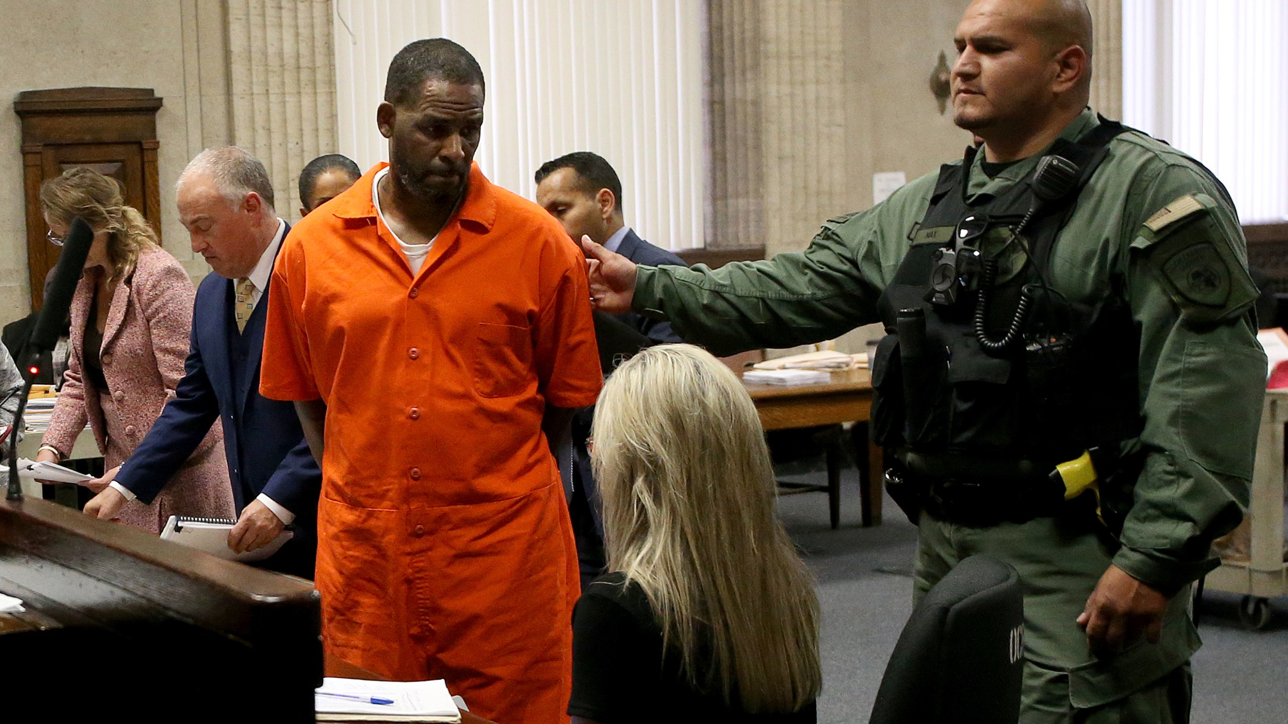 Singer R. Kelly turns to leave after appearing at a hearing at the Leighton Criminal Courthouse on Sept. 17, 2019, in Chicago, Ill. (Antonio Perez - Pool via Getty Images)