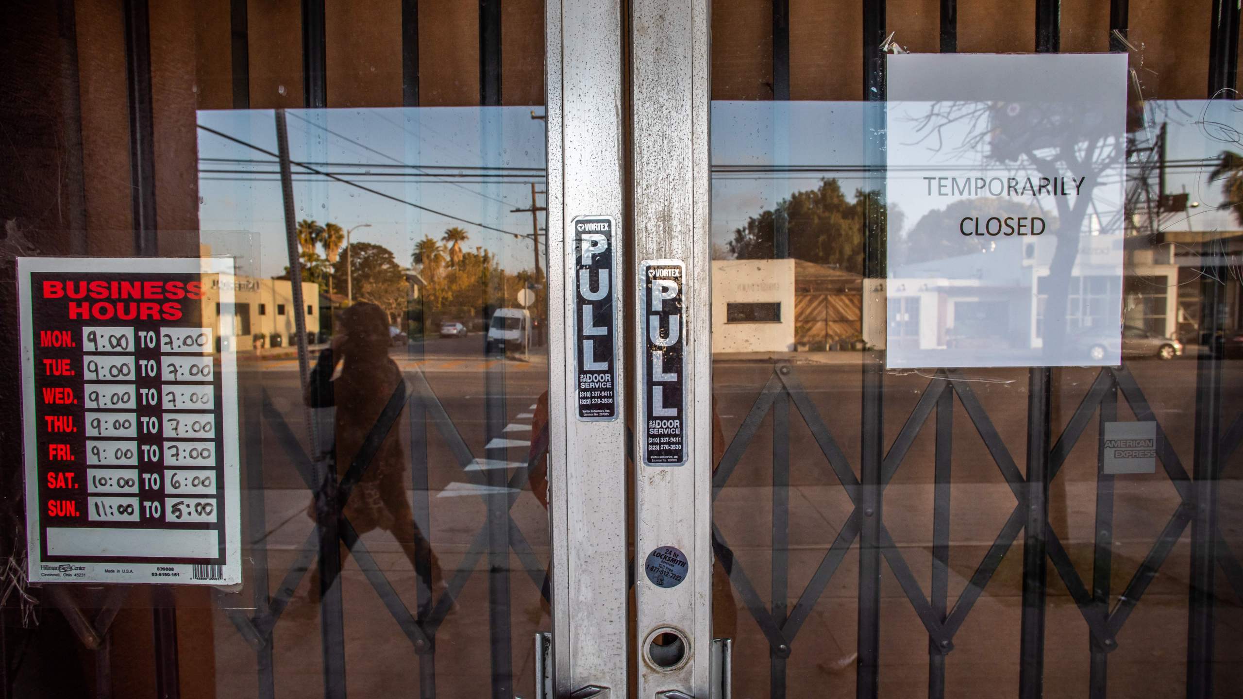 A framing art gallery is closed in Venice Beach during the COVID-19 novel coronavirus on April 01, 2020. (APU GOMES/AFP via Getty Images)