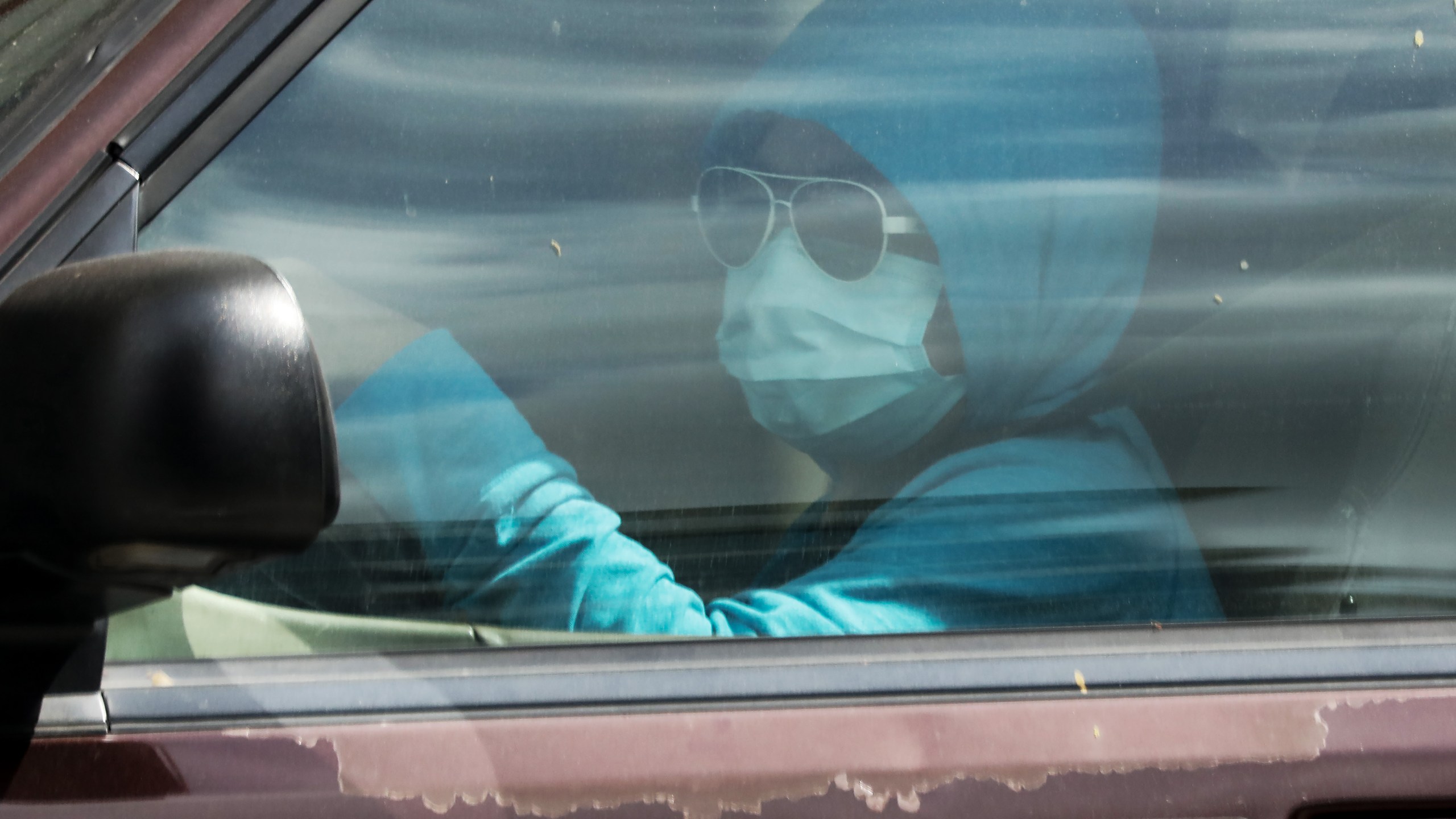 A driver wears a face mask amid the coronavirus pandemic on April 4, 2020 in Los Angeles, California. (Mario Tama/Getty Images)