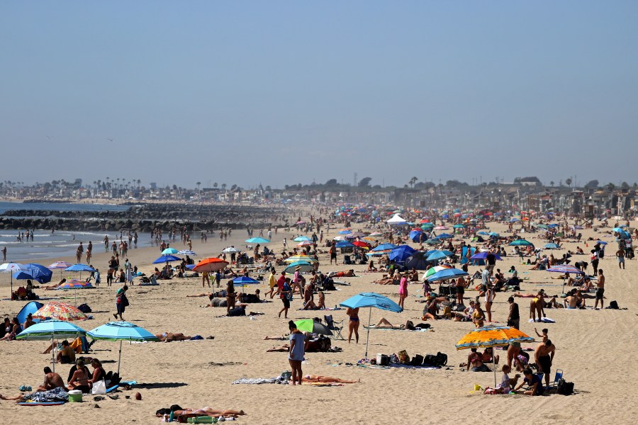 People are seen crowding north of Newport Beach Pier on April 25, 2020. (Michael Heiman/Getty Images)