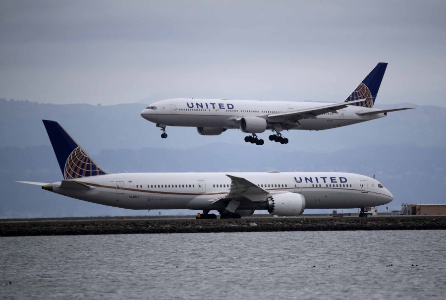 A United Airlines plane lands at San Francisco International Airport on March 06, 2020, in Burlingame. (Justin Sullivan/Getty Images)