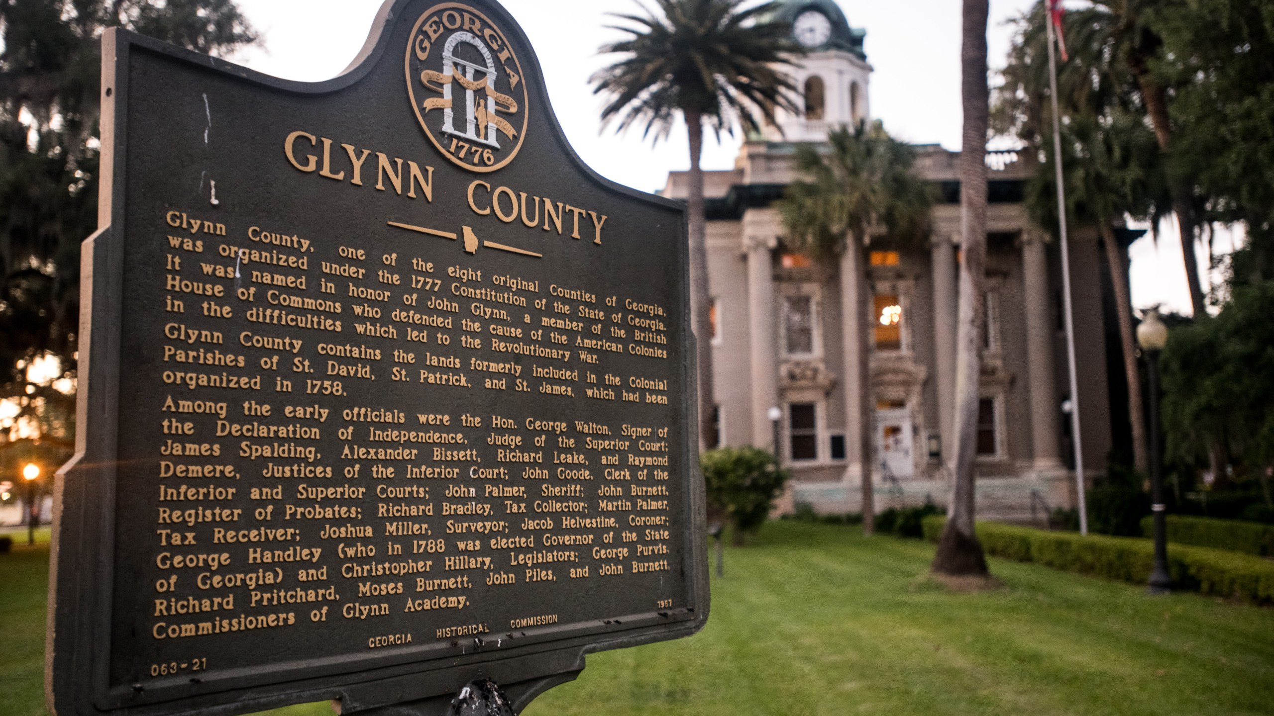 A marker stands in front of the historic Glynn County courthouse May 6, 2020 in Brunswick, Georgia. (Sean Rayford/Getty Images)