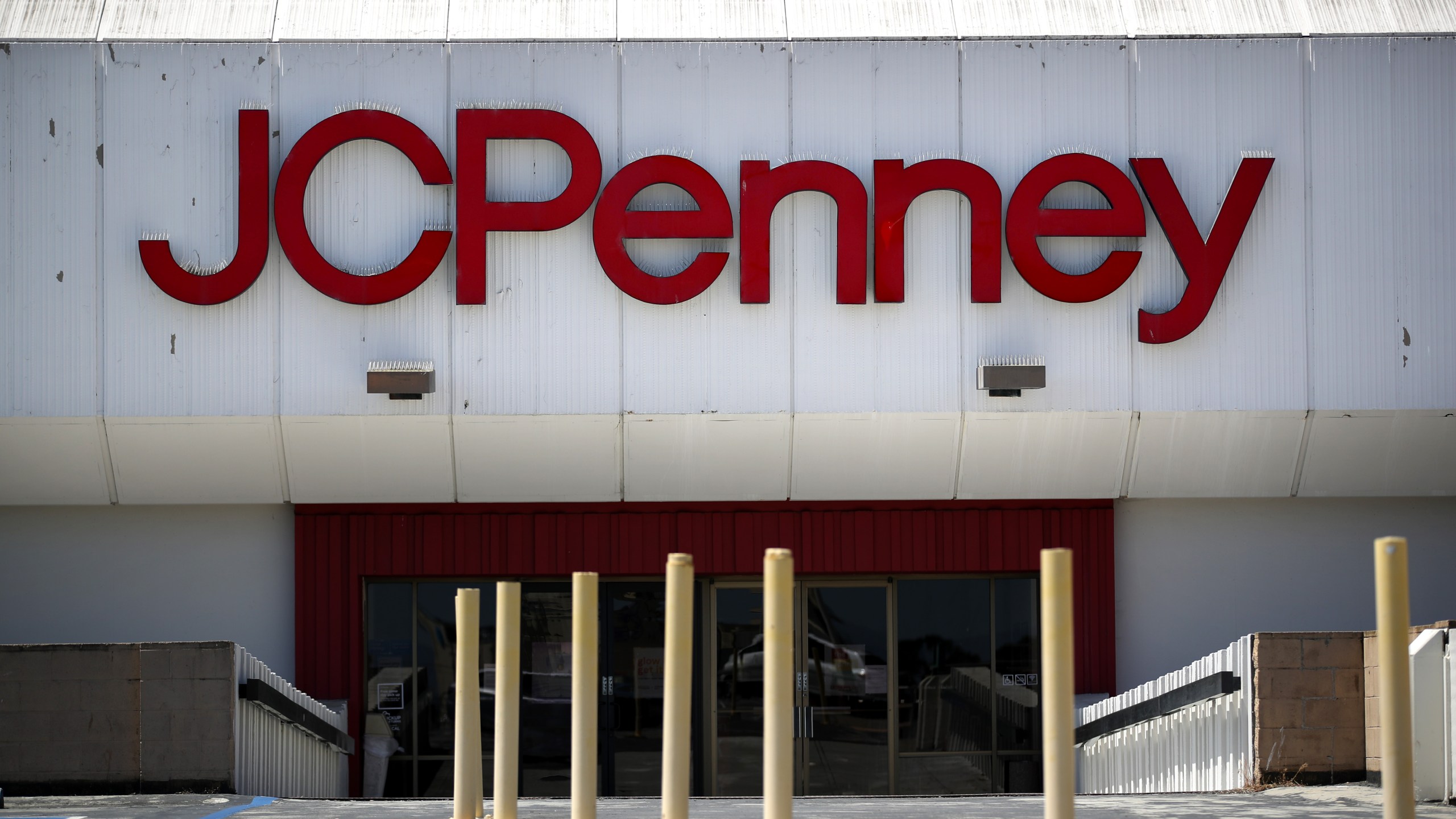 A closed JCPenney store at The Shops at Tanforan Mall is seen on May 15, 2020 in San Bruno, California. (Justin Sullivan/Getty Images)