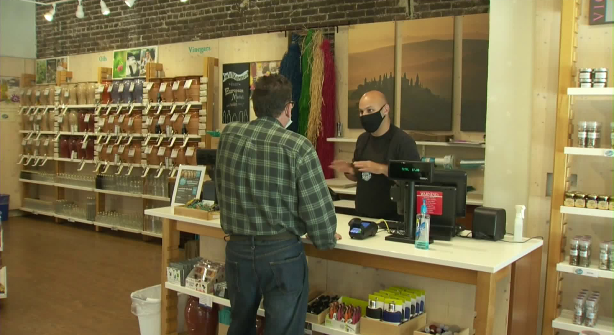 A customer shops at Vom Fass in Ventura after the store was allowed to reopen on May 21, 2020. (KTLA)