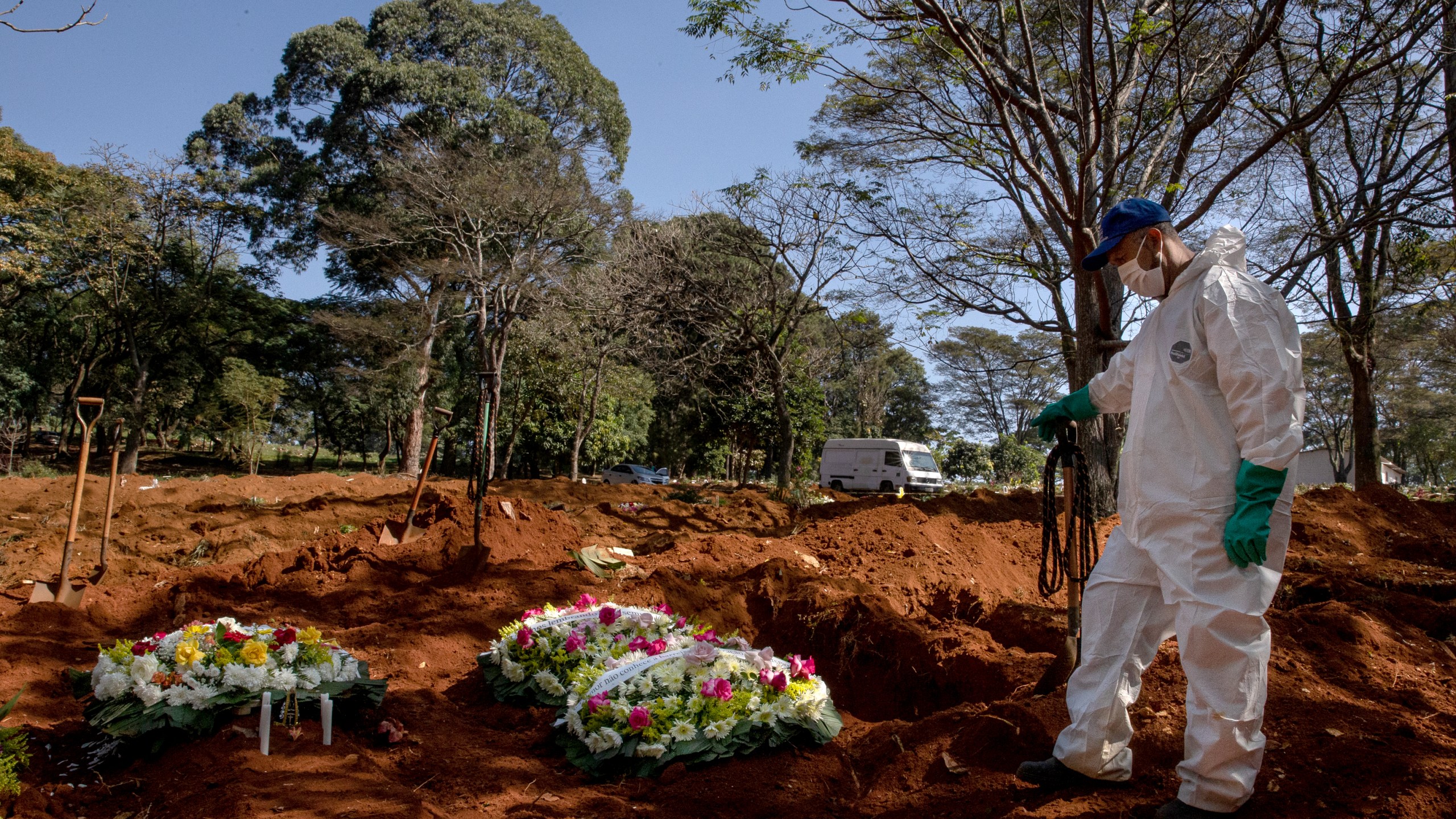 A burial at Vila Formosa Cemetery amidst the coronavirus pandemic on May 18, 2020, in Sao Paulo, Brazil. (Alexandre Schneider/Getty Images)