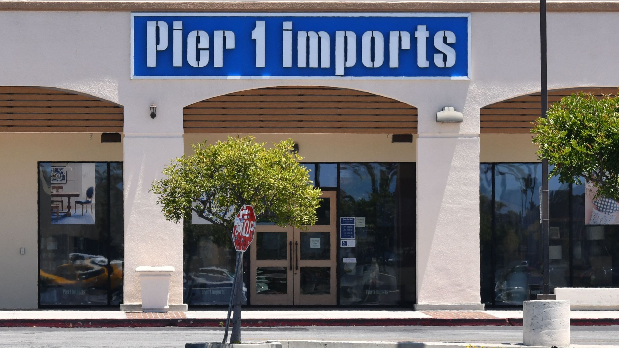 A closed Pier 1 Imports store in Culver City, California, on May 20 2020. (CHRIS DELMAS/AFP via Getty Images)