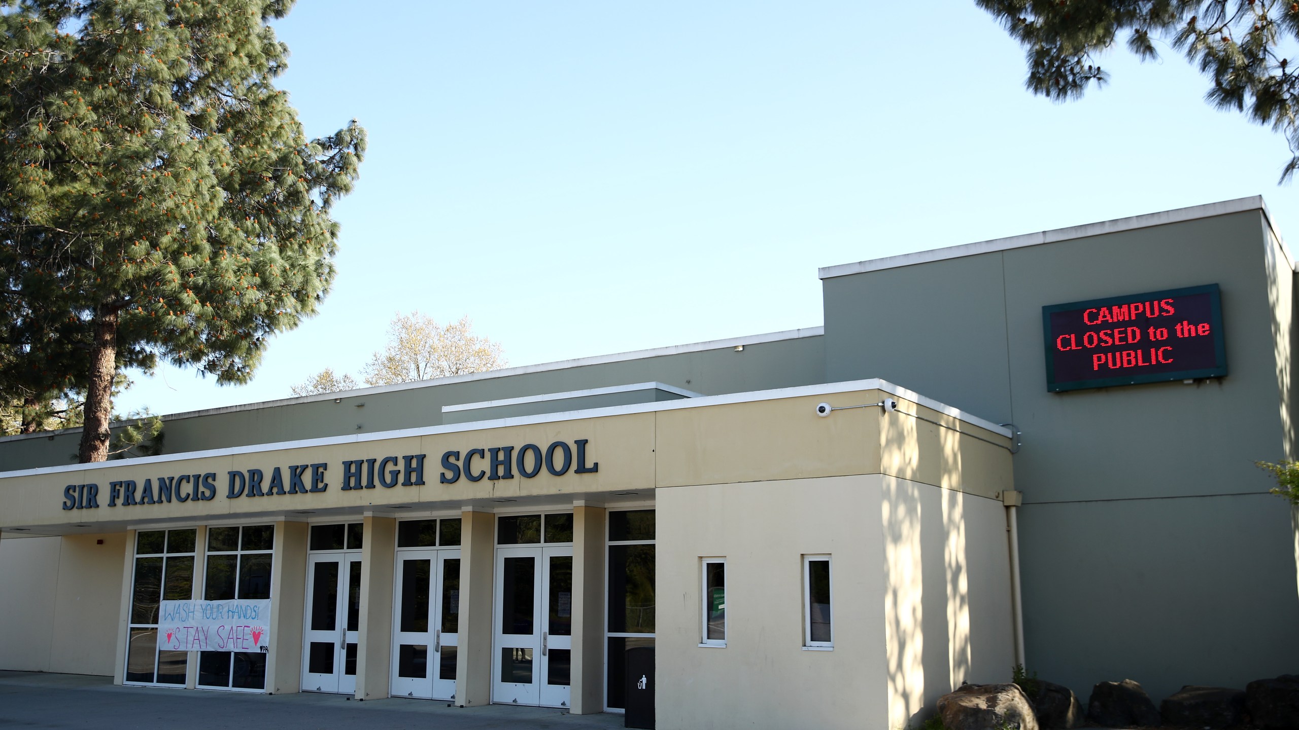 Signs outside Sir Francis Drake High School in San Anselmo, CA on March 31, 2020 show that the school is closed because of the coronavirus. (Ezra Shaw/Getty Images)