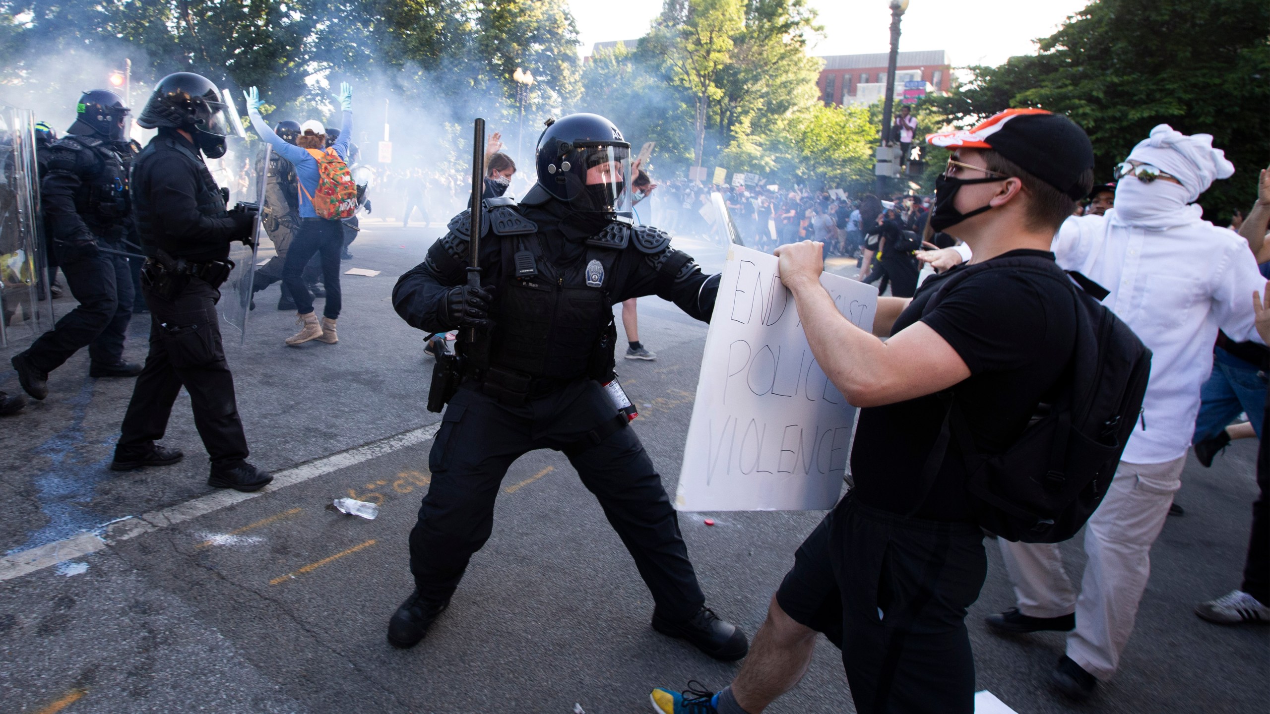 Police officers clash with protestors near the White House on June 1, 2020, as demonstrations against George Floyd's death continue. (Jose Luis Magana / AFP / Getty Images)