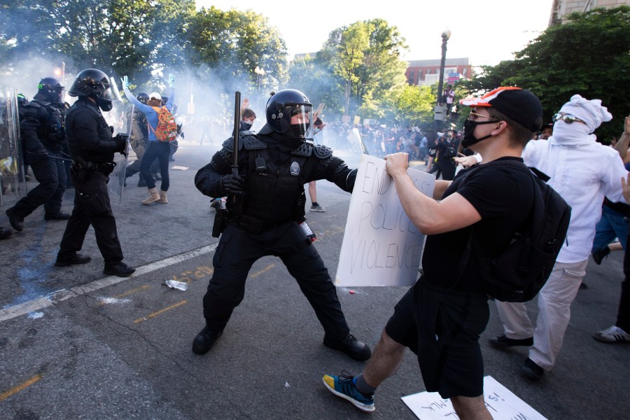 Police officers clash with protestors near the White House on June 1, 2020, as demonstrations against George Floyd's death continue. (Jose Luis Magana / AFP / Getty Images)