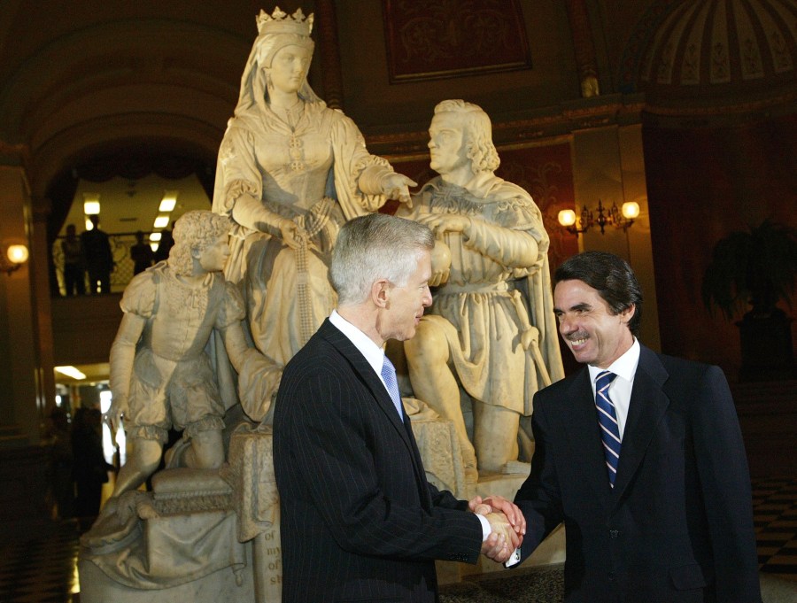 California Gov. Gray Davis, left, shakes hands with Spanish President Jose Maria Aznar Lopez in front of a statue of Queen Isabella and Christopher Columbus at the California State Capitol in Sacramento on July 10, 2003. (Justin Sullivan / Getty Images)