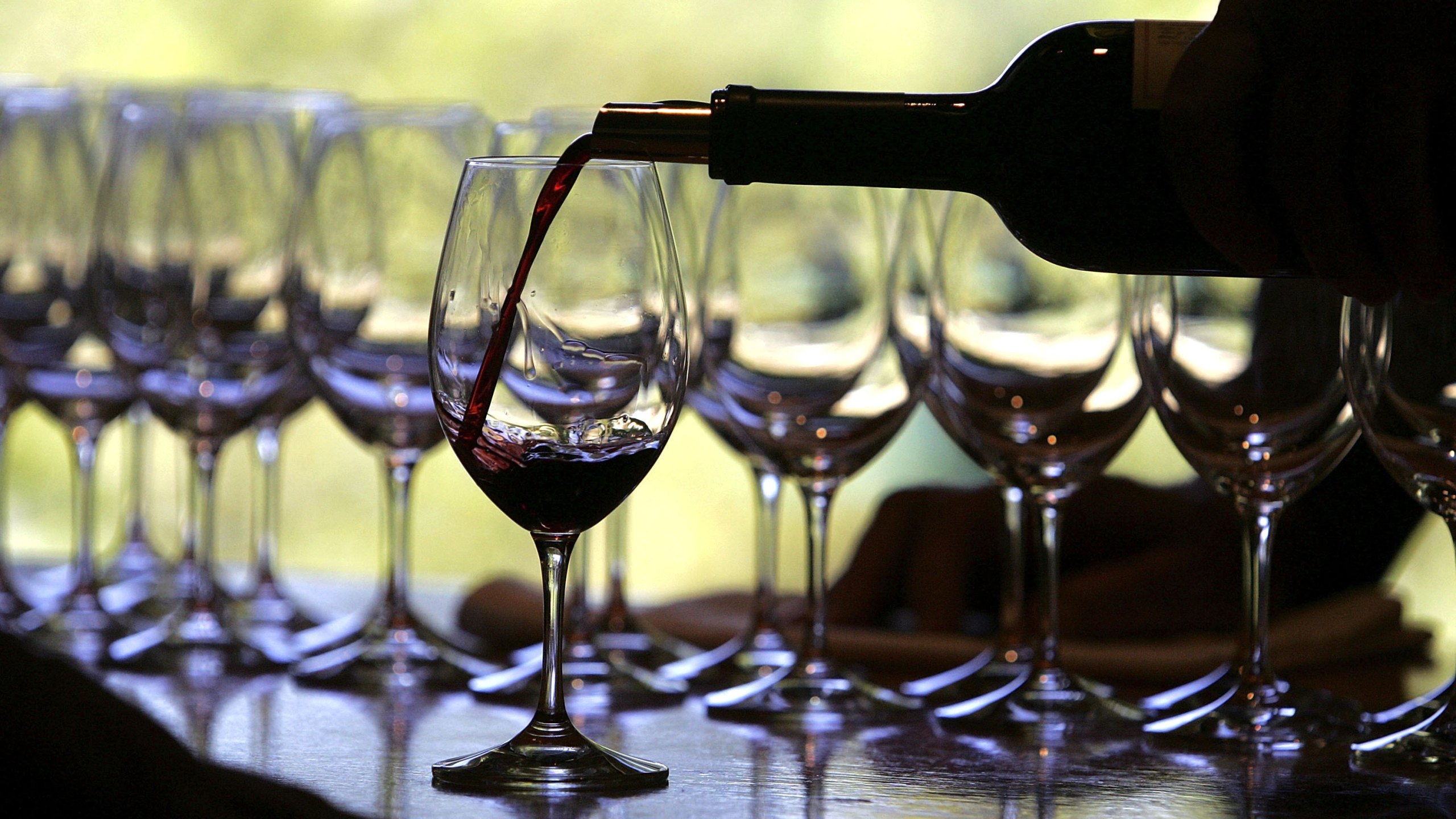 A worker at St. Supery winery pours a glass of wine for a tasting September 20, 2006 in Rutherford(. (Justin Sullivan/Getty Images)