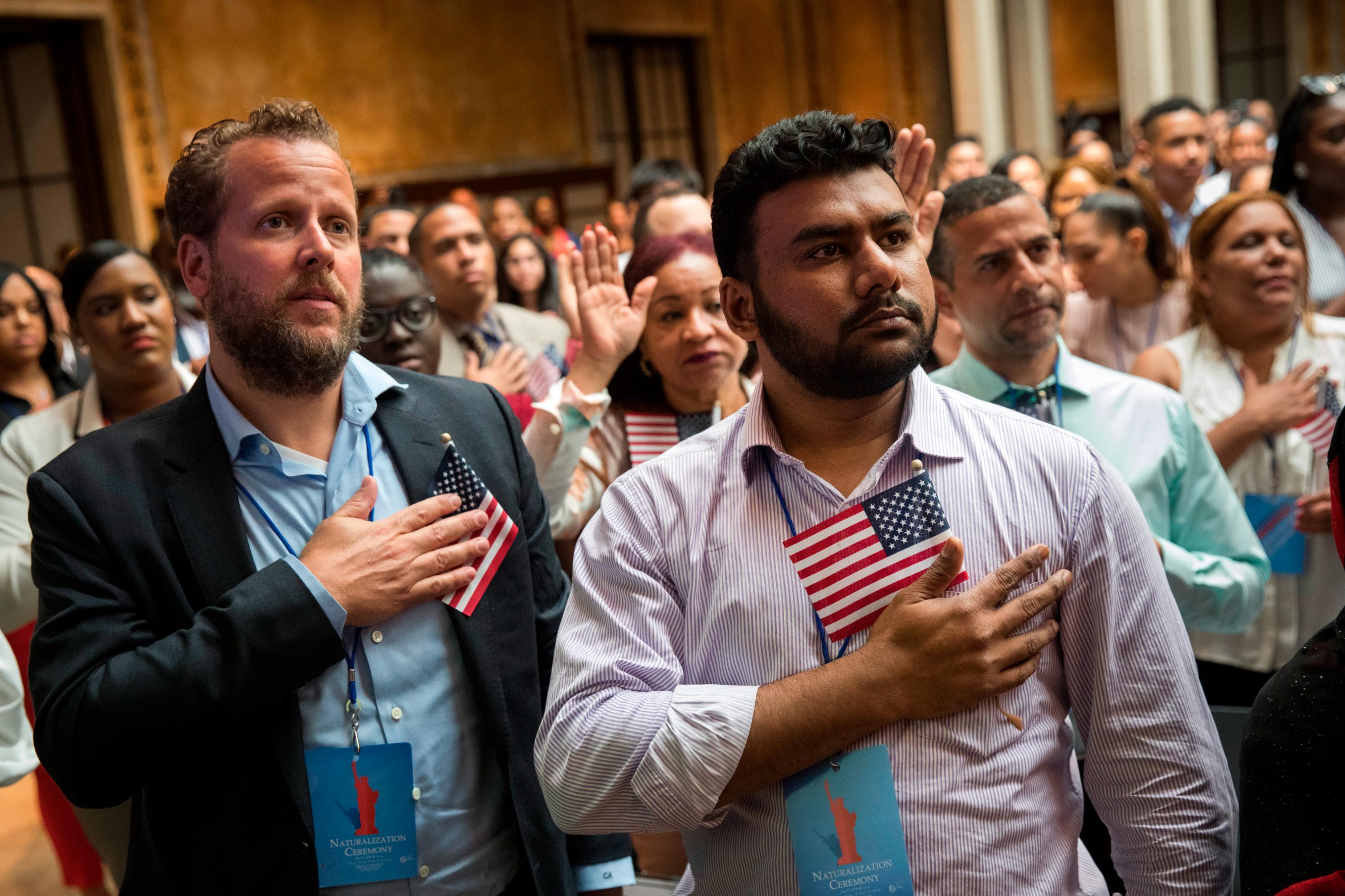 New U.S. citizens recite the Pledge of Allegiance during a naturalization ceremony in New York in 2018. (Drew Angerer/Getty Images)