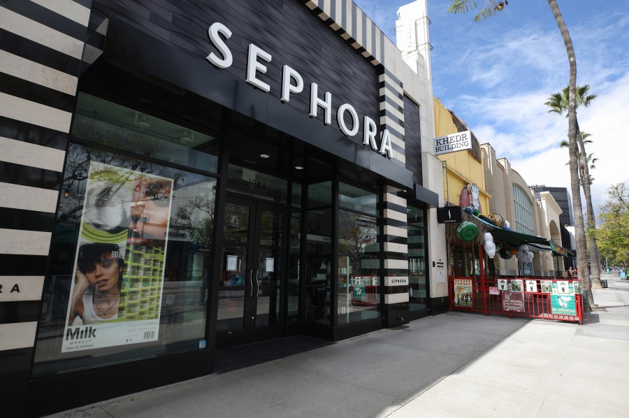 A Sephora shop stands closed on March 17, 2020 in Santa Monica. (Mario Tama/Getty Images)