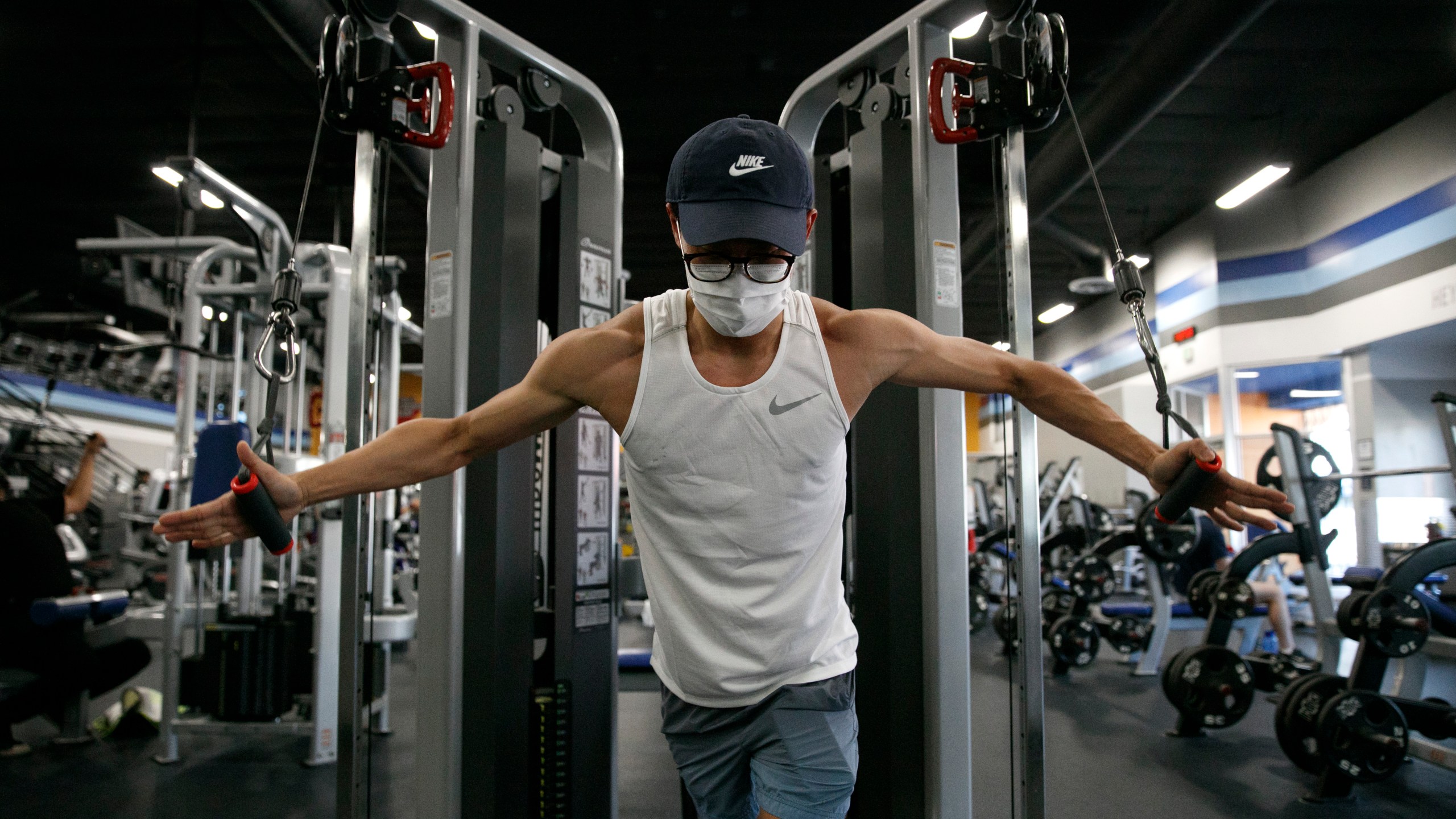 A man wears a mask while working out at a gym in Los Angeles, on June 26, 2020. (AP Photo/Jae C. Hong)