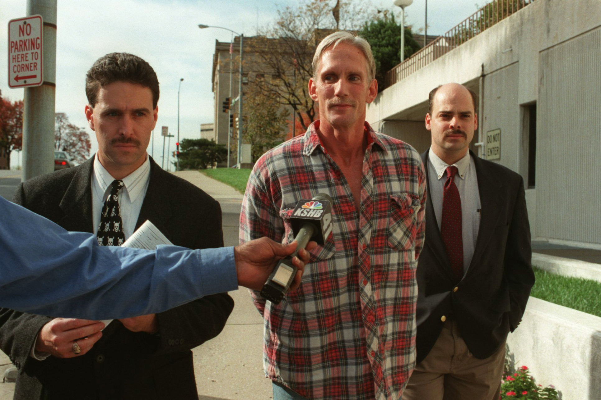 In this 1998 photo, Wesley Ira Purkey, center, is escorted by police officers in Kansas City, Kansas, after he was arrested in connection with the death of 80-year-old Mary Ruth Bales. (Jim Barcus/The Kansas City Star via AP)