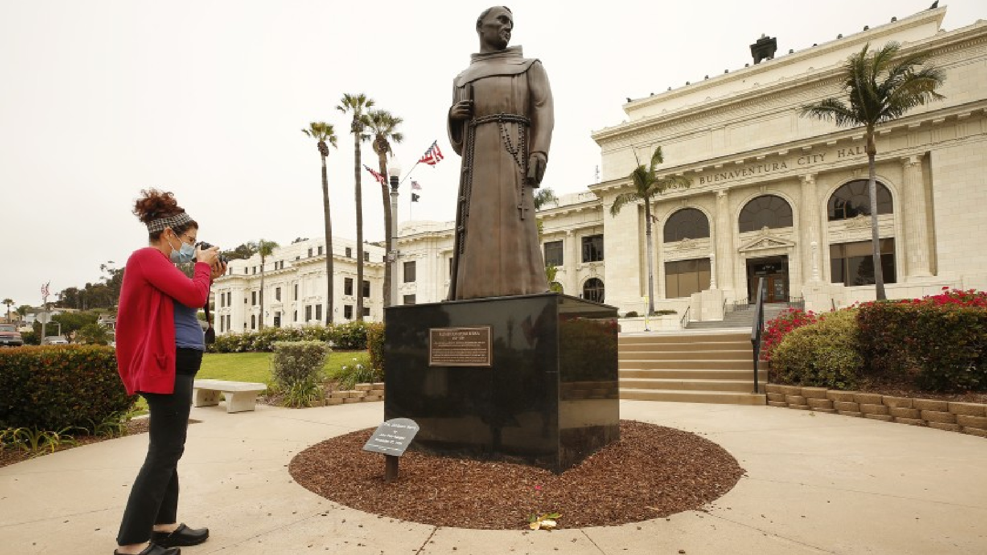 This statue of Father Junípero Serra in front of Ventura City Hall and other Serra statues will be removed.(Al Seib / Los Angeles Times)