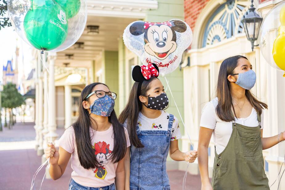 Disney World guests wear masks as they stroll through the theme park. (Walt Disney World)