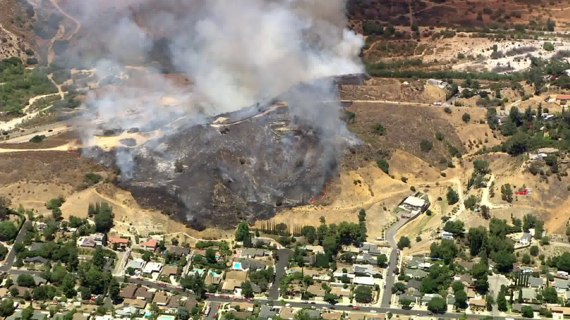 A brush fire burns in Sunland on July 31, 2020. (KTLA)