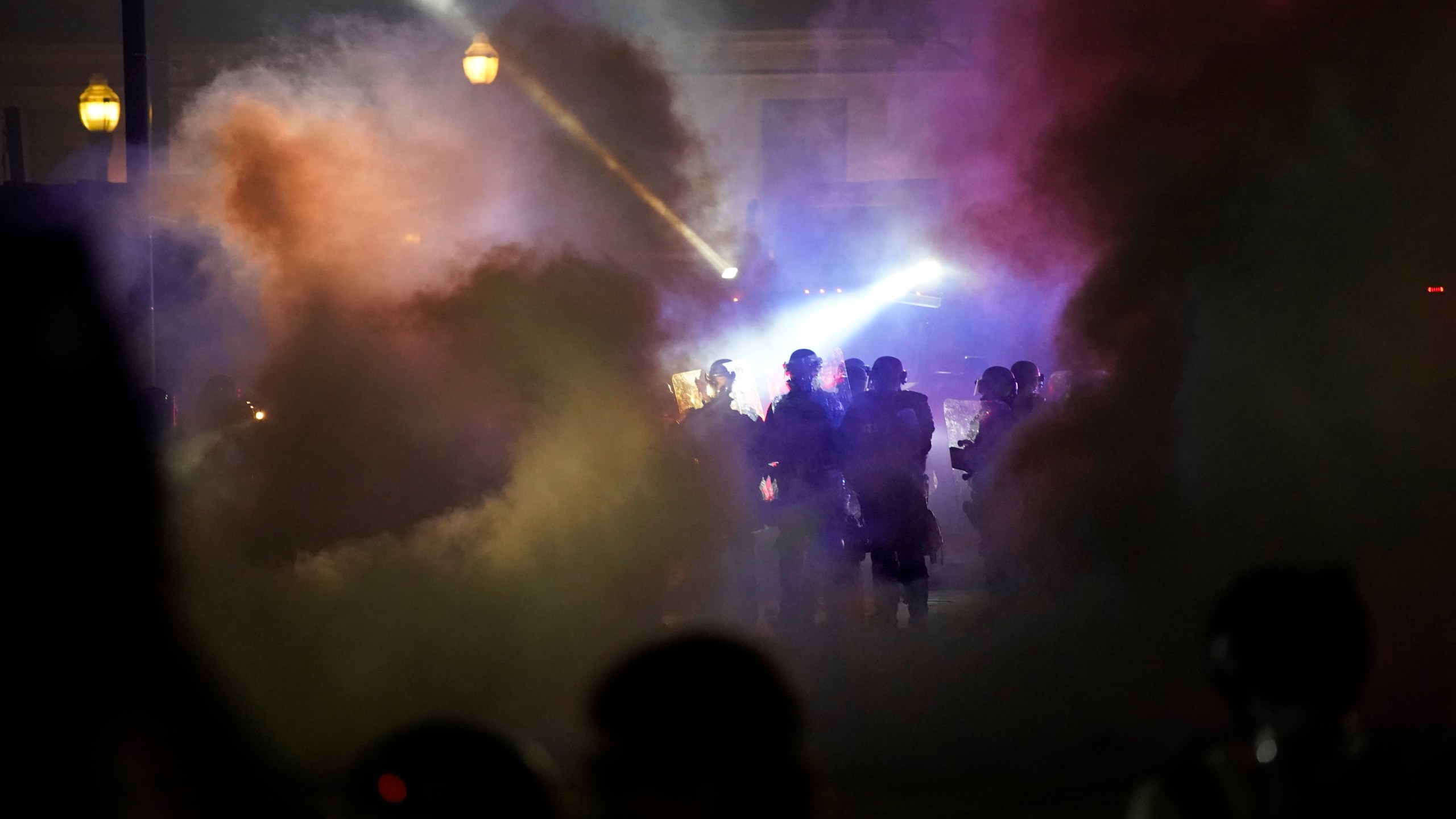 Police in riot gear clear the area in front of Kenosha County Courthouse in Wisconsin during clashes with protesters on Aug. 25, 2020. (David Goldman / Associated Press)