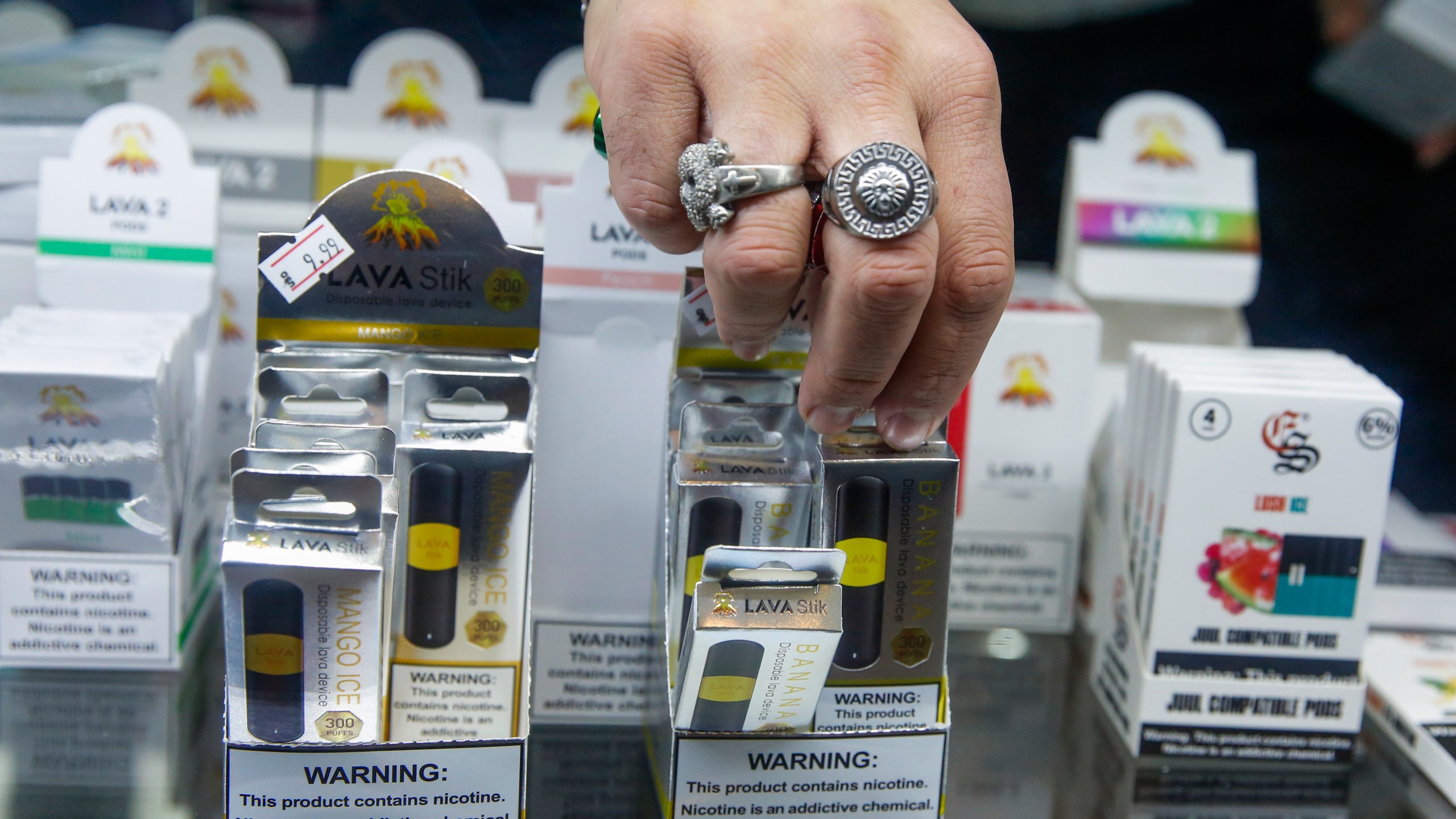 A worker organizes E-cigarette disposable units in a Jersey City, New Jersey, store on Jan. 2, 2020. (Eduardo Munoz Alvarez / Getty Images)