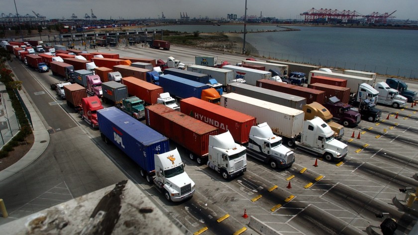 Truckers line up at the entrance of a terminal in the Port of Long Beach.(Beatrice de Gea / Los Angeles Times)