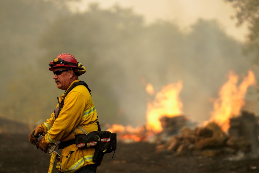 A firefighter along Solar Hills drive during the Hennessy Fire on Wednesday, Aug. 19, 2020 in Vacaville, CA. (Kent Nishimura / Los Angeles Times)