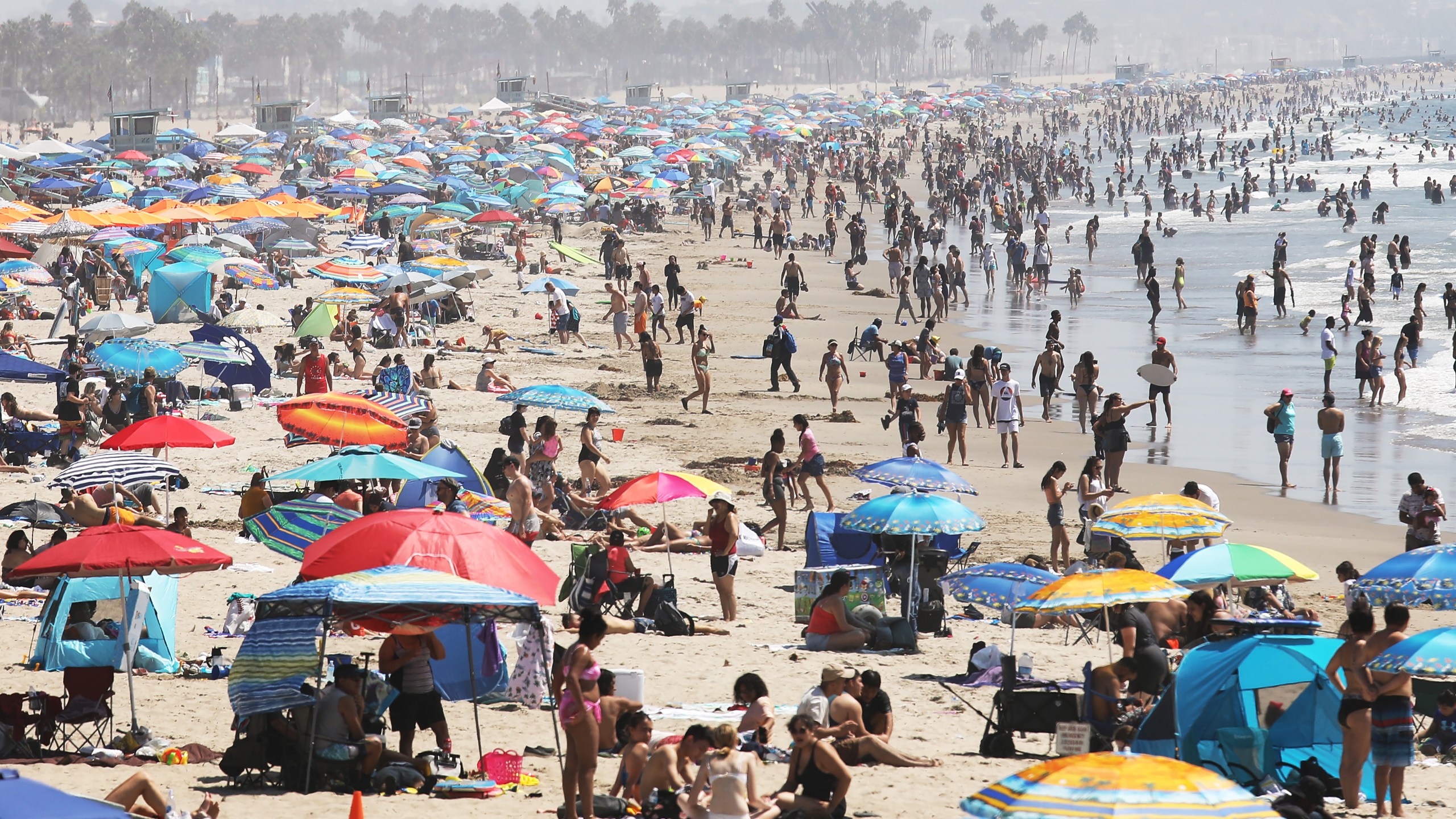 Visitors gather at Santa Monica beach amid a blistering heatwave. (Mario Tama/Getty Images)