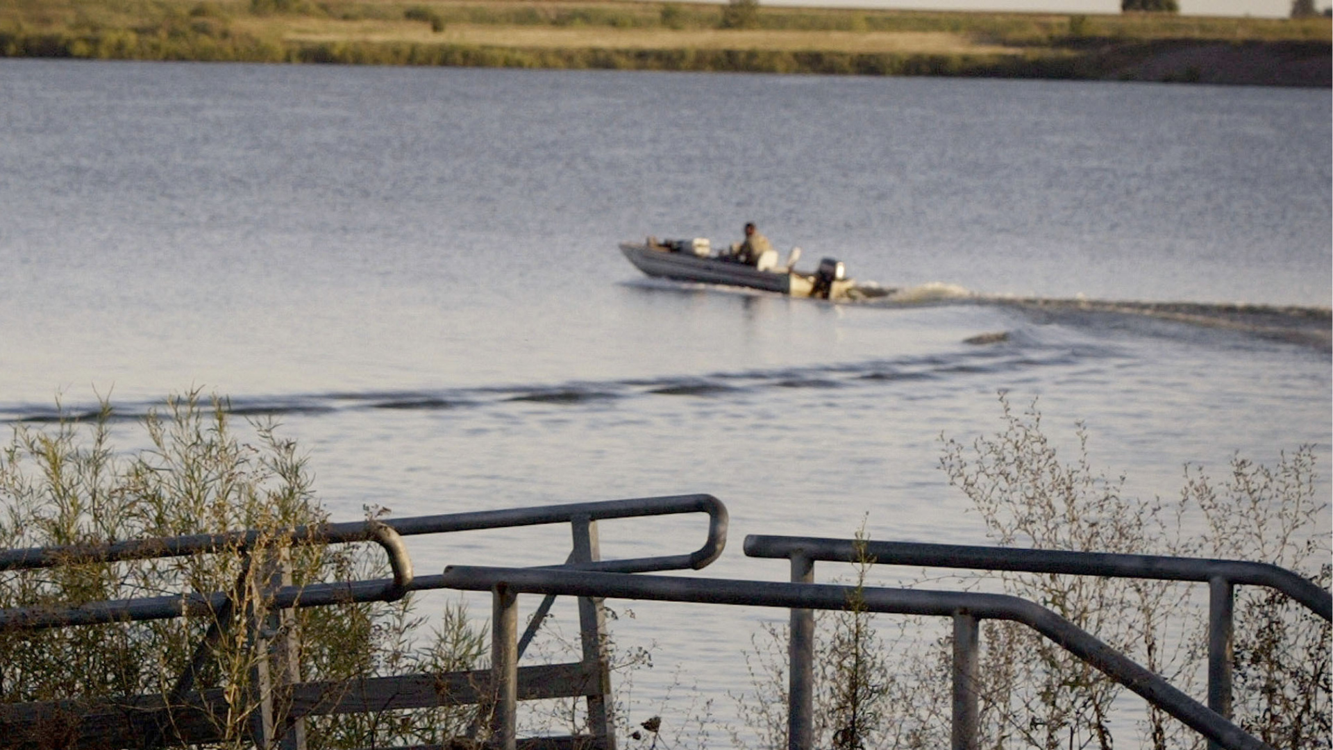 A small boat makes waves as it moves along Clinton Lake near the west side boat access ramp at Clinton Lake Sept. 4, 2003 just outside of Clinton, Illinois. (Scott Olson/Getty Images)