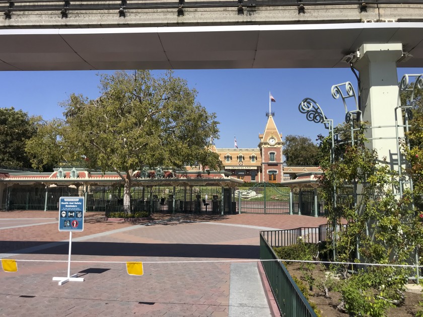 The entrance to Disneyland on Sept. 30, 2020. (Allen J. Schaben / Los Angeles Times)