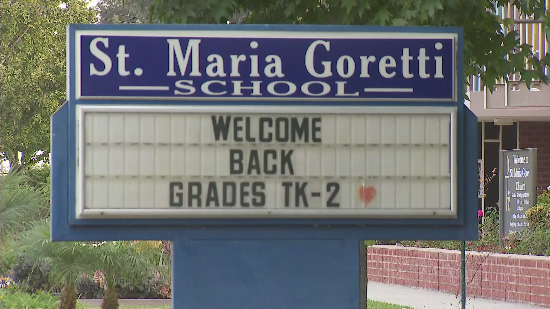 A sign welcoming students back to school is seen in Long Beach on Oct. 26, 2020. (KTLA)